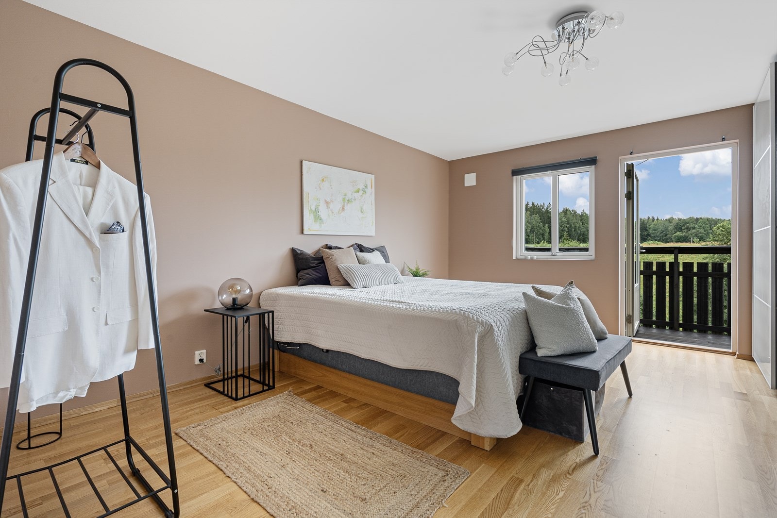 HOVEDSOVEROM | Hovedsoverommet er romslig med god plass og utgang til egen balkong. Galleribilde