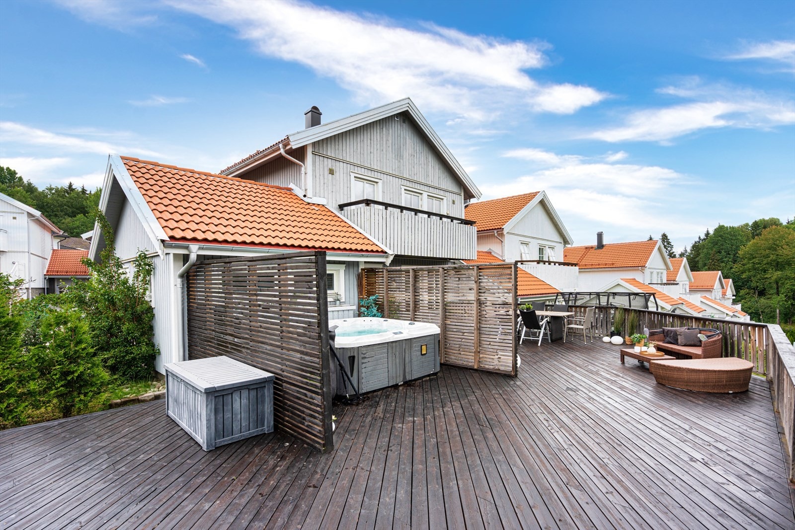 Boligens X-faktor er uteområdet med terrasse på 20m² med utsikt over naturskjønne omgivelser. Galleribilde