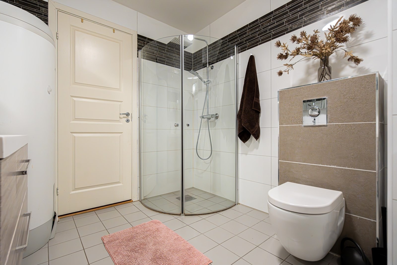 Her er det toalett, dusjhjørne og baderomsinnredning, samt adkomst til bod i bakkant. Galleribilde