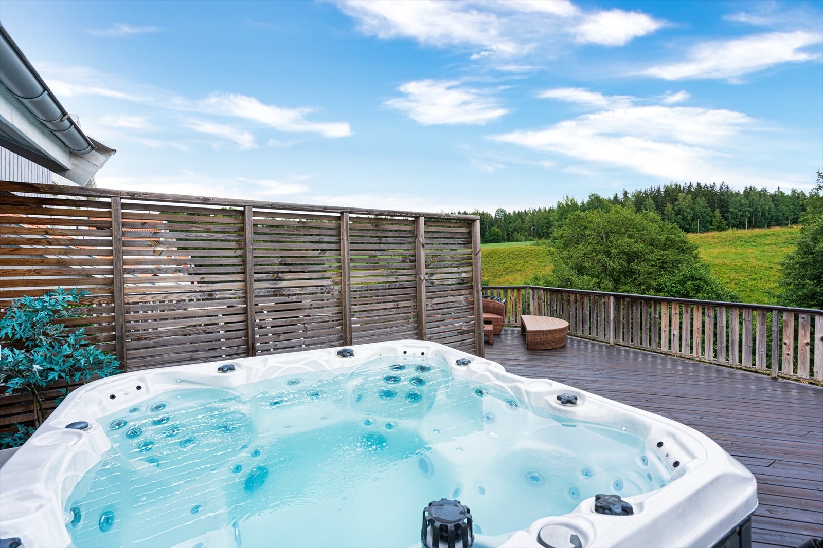 Jacuzzi på terrassen er ikke å forakte. Selger gir med jacuzzi ved salg av boligen. Vennligst merk at jacuzzien er i daglig bruk og fungerer, det gis ingen garanti ettersom det er en eldre modell og garantien er utløpt. Galleribilde