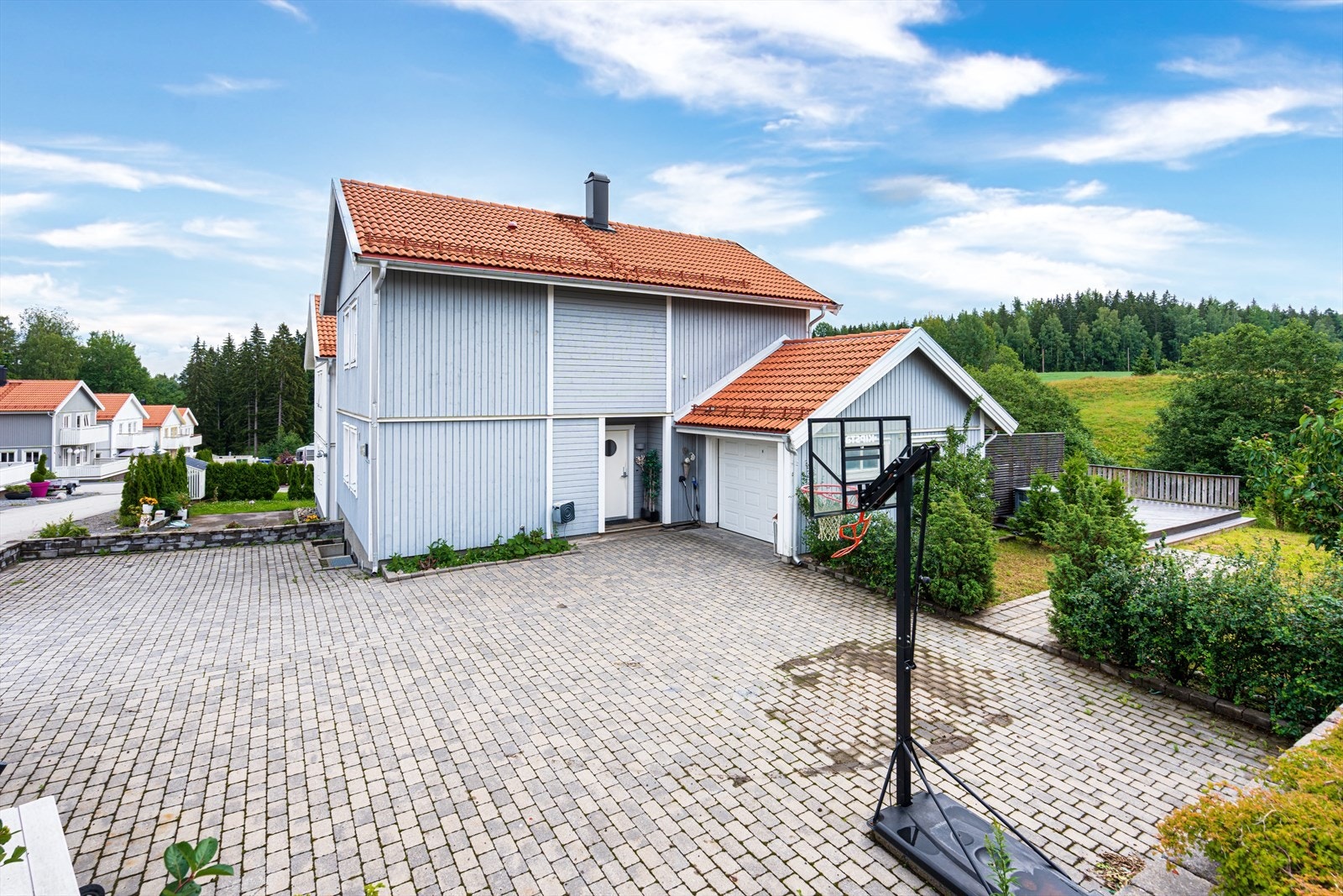 Pent opparbeidet eiendom med parkeringsmuligheter både i garasje, rett ved inngangsdøren, og på gårdsplassen. Galleribilde