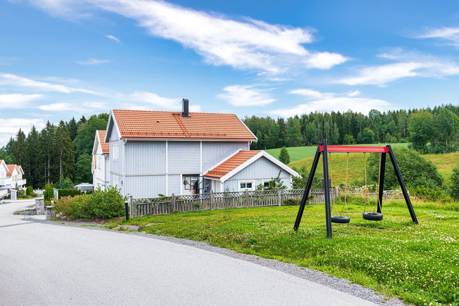 Lekeplassen og veien driftes av Åsli vel. Galleribilde
