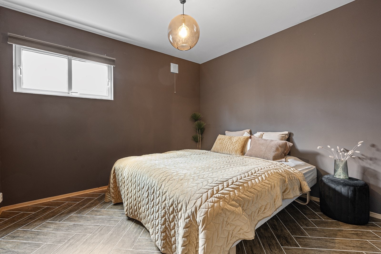 SOVEROM IV | Det er totalt fem soverom i boligen hvorav tre i 2. etasje og to i denne etasjen. Galleribilde