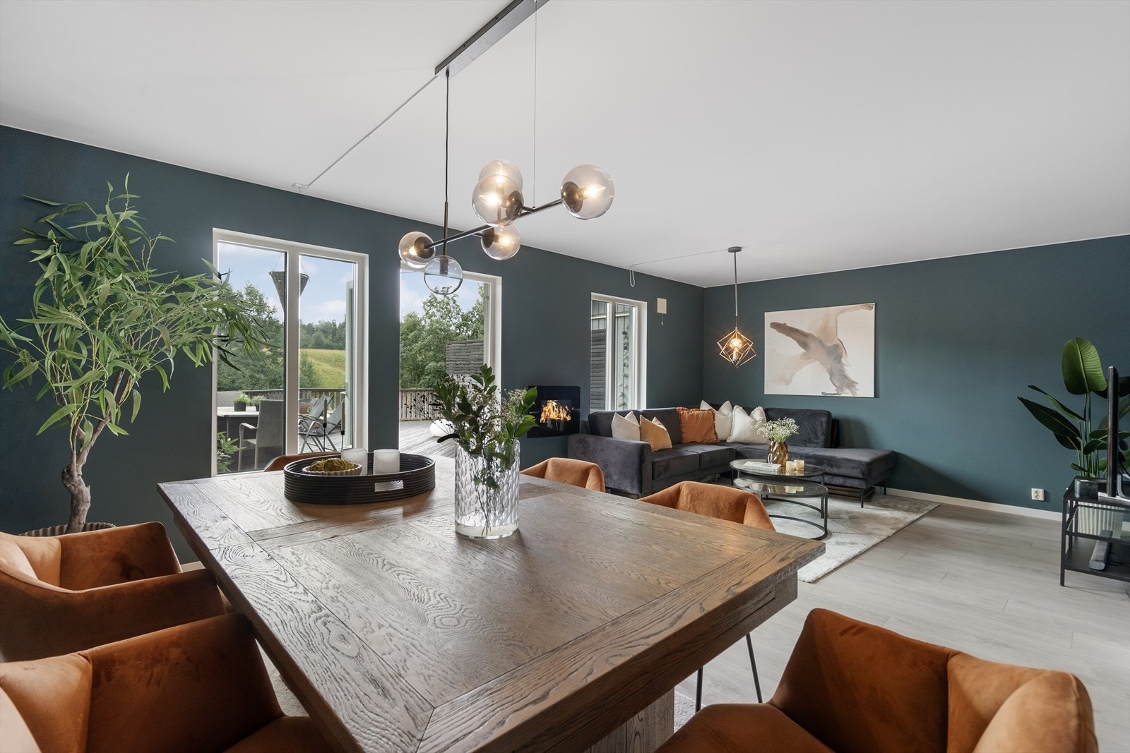 De store vindusflatene gir godt med naturlig lys inn. Galleribilde