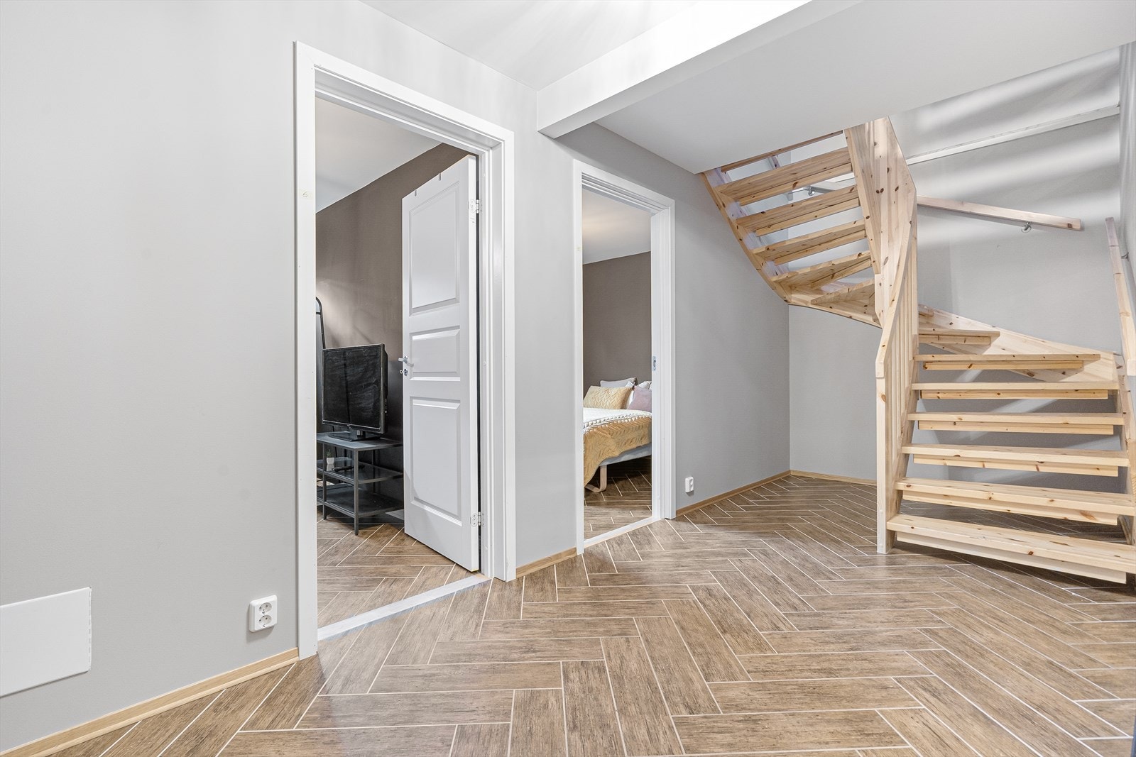 Boligen er noe ombygget, bla. her i kjelleren, se punkt ferdigattest i salgsoppgave. Galleribilde