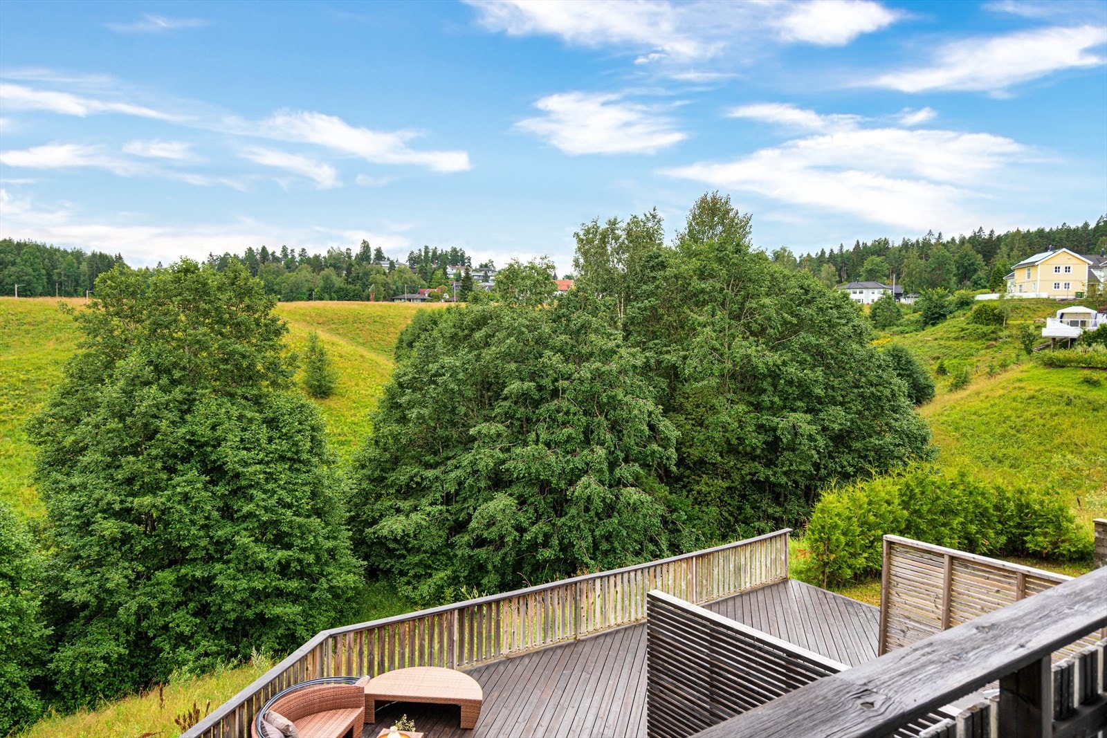 Fra balkongen kan nyte fin utsikt mot grøntområder. Galleribilde