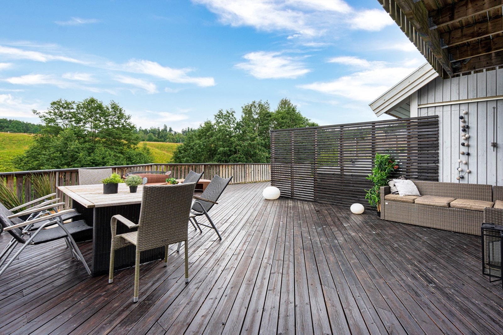 Skjermet uteplass vendt ut mot det fri og gode muligheter til å nyte godværsdagene. Galleribilde