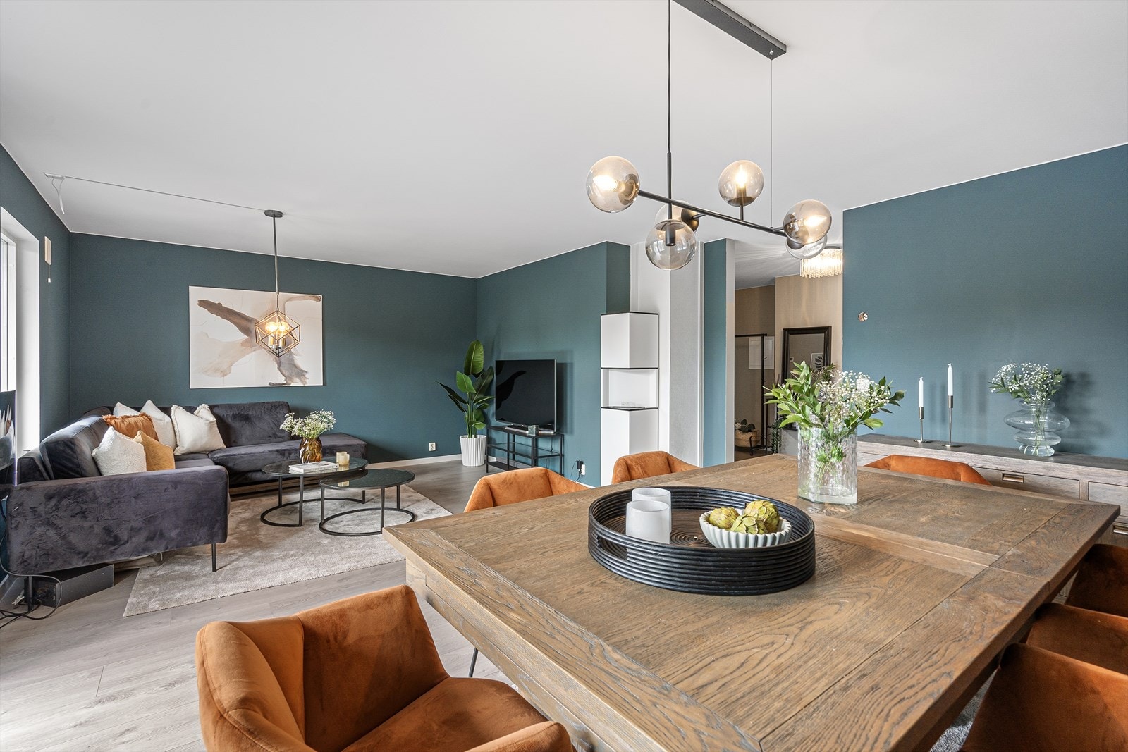 Her er det plass til både salong og spisestuemøbel. Galleribilde