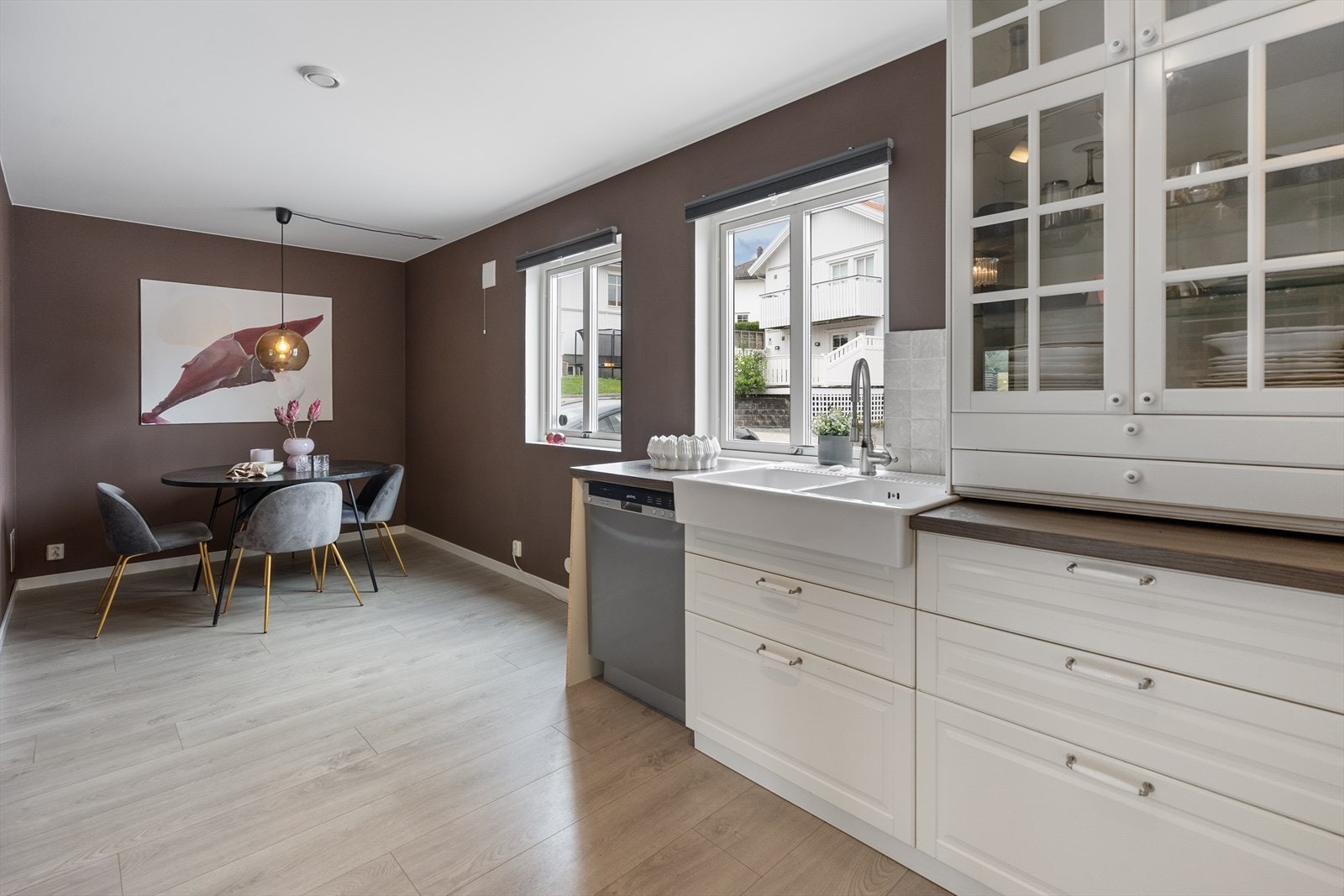 Kjøkkenet er stort nok for egen spiseplass. Galleribilde