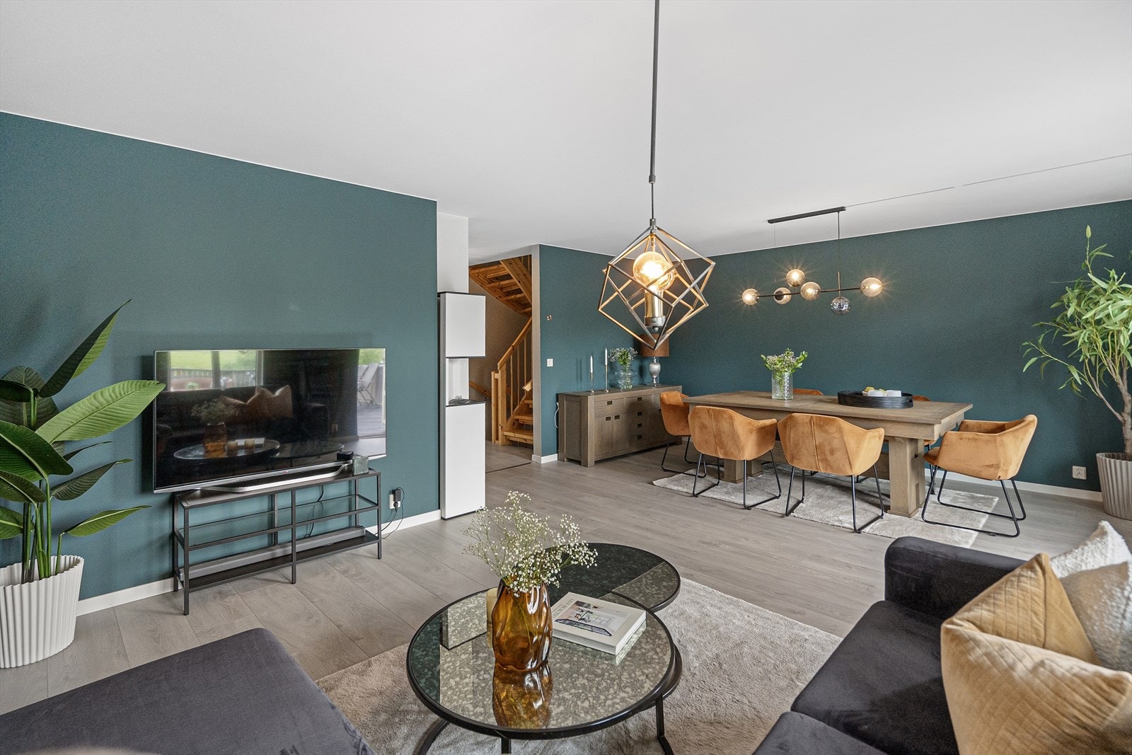 Romslig stue med plass til møbleringer i flere soner. Galleribilde