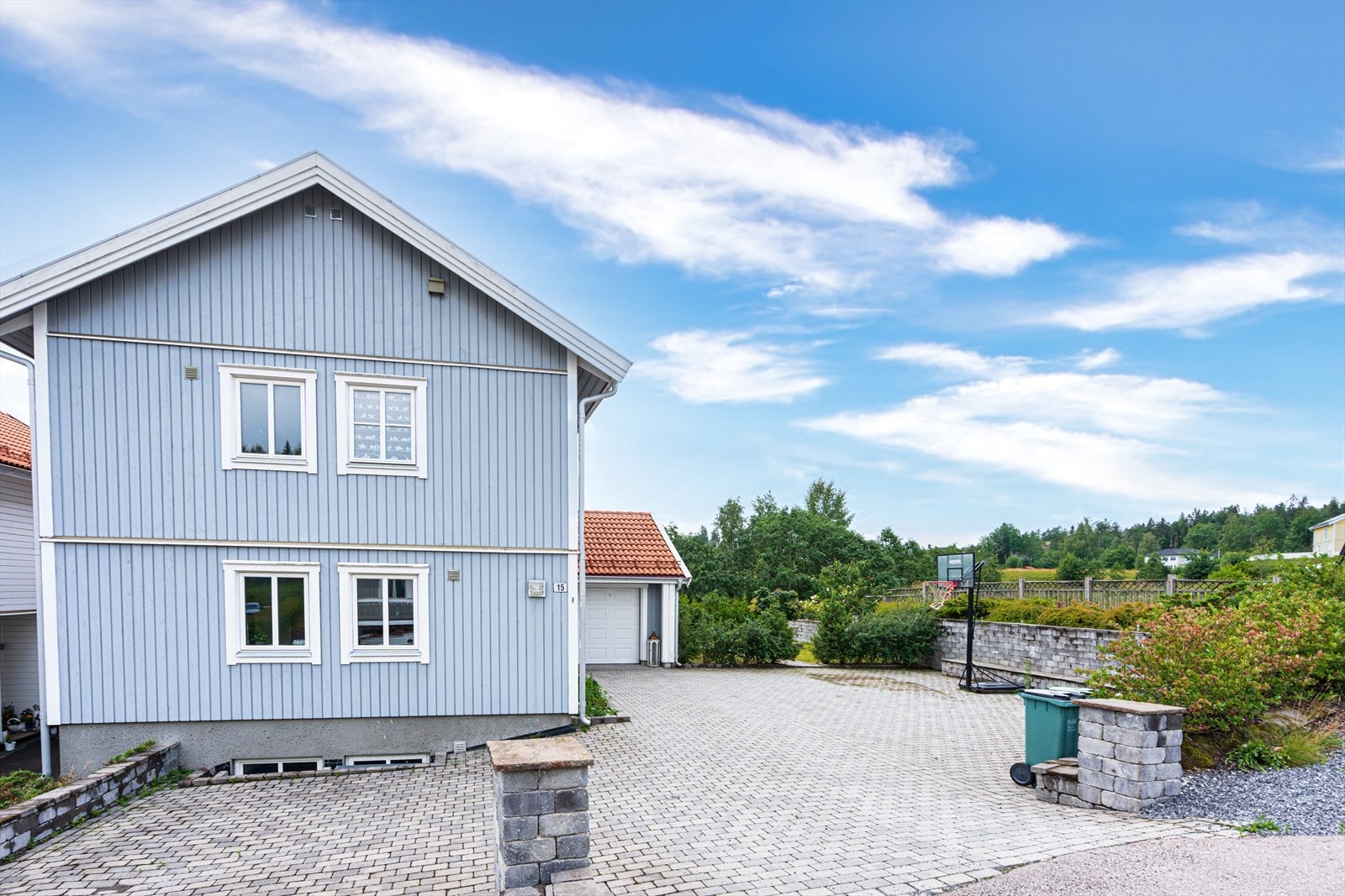 Flott, innholdsrik familiebolig i et veletablert boligområde med barnevennlige omgivelser. Galleribilde