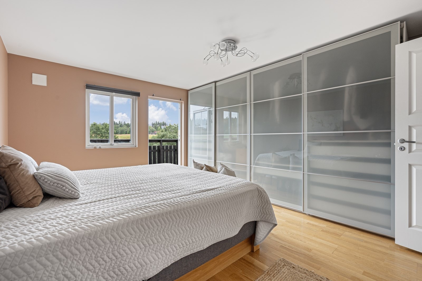 Her har du også en innholdsrik skyvedørsgarderobe. Galleribilde