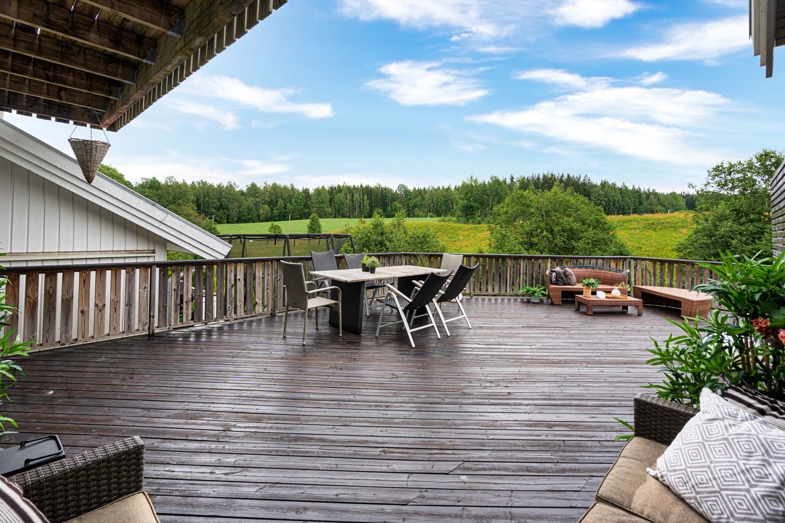 Terrassen er av god størrelse og byr på rikelig med boltringsplass. Her får du med naturlig inndelte soner for sittegruppe, grillhjørne og avslapping. Galleribilde