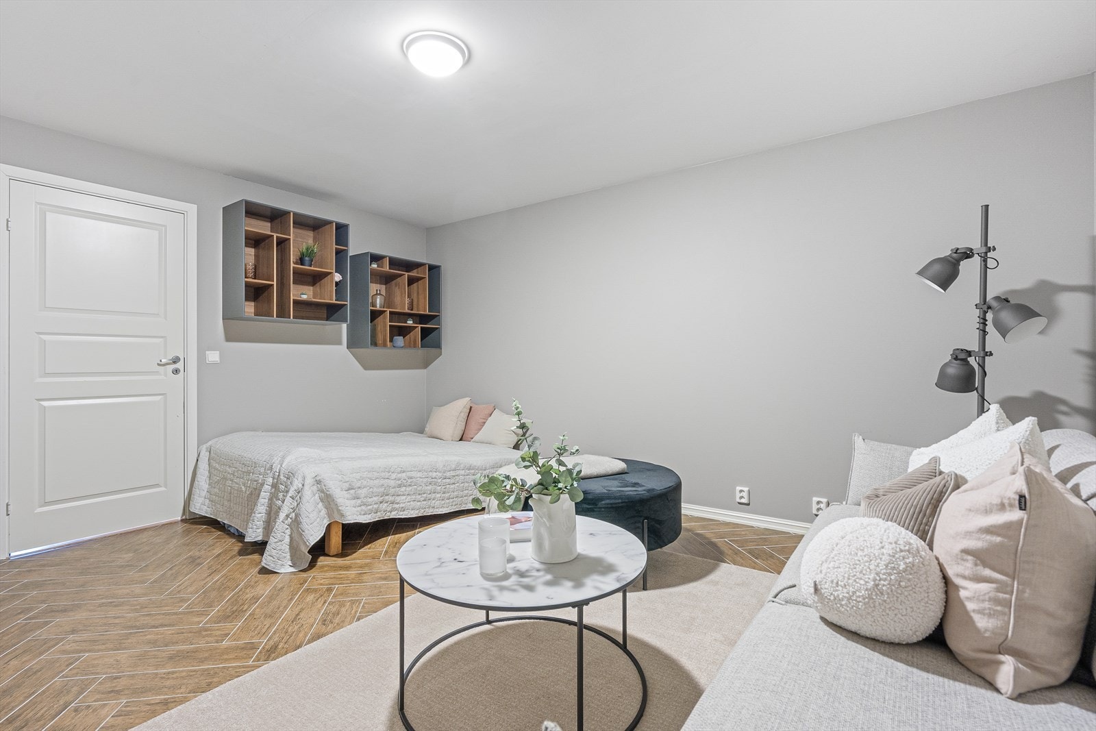 Rommet har ingen vinduer og kun adkomst/rømning via døren ut til trapperommet. Galleribilde