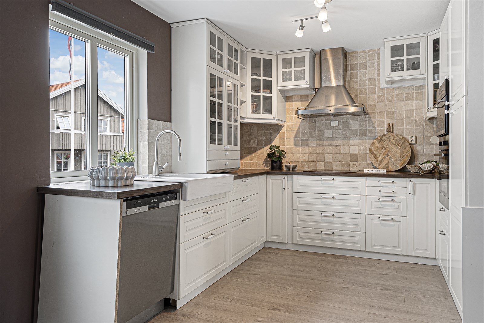 KJØKKEN | Flott kjøkken hvor du har rikelig med oppbevaringsplass i skuffer og skap. Kjøkkenet er separat fra stuen og her kan kokken i hjemmet kokkelere i fred. Galleribilde