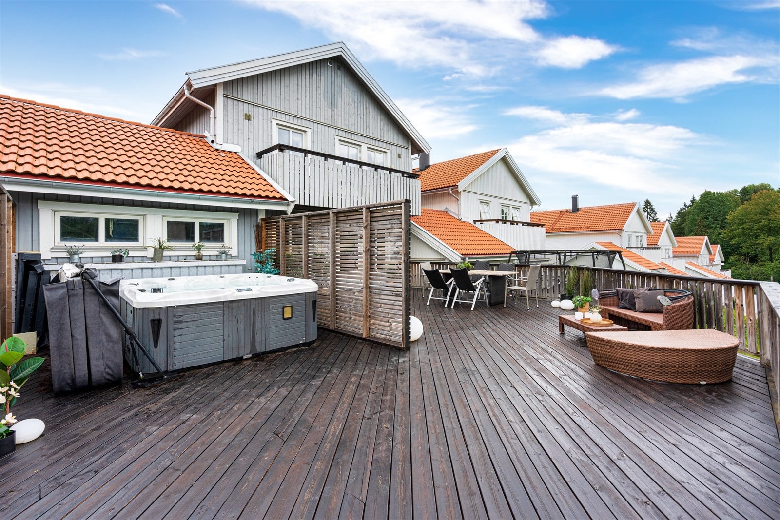 Åslistubben 15 er en påkostet og familievennlig kjedet enebolig fra 2012 og går over 3 plan. Galleribilde