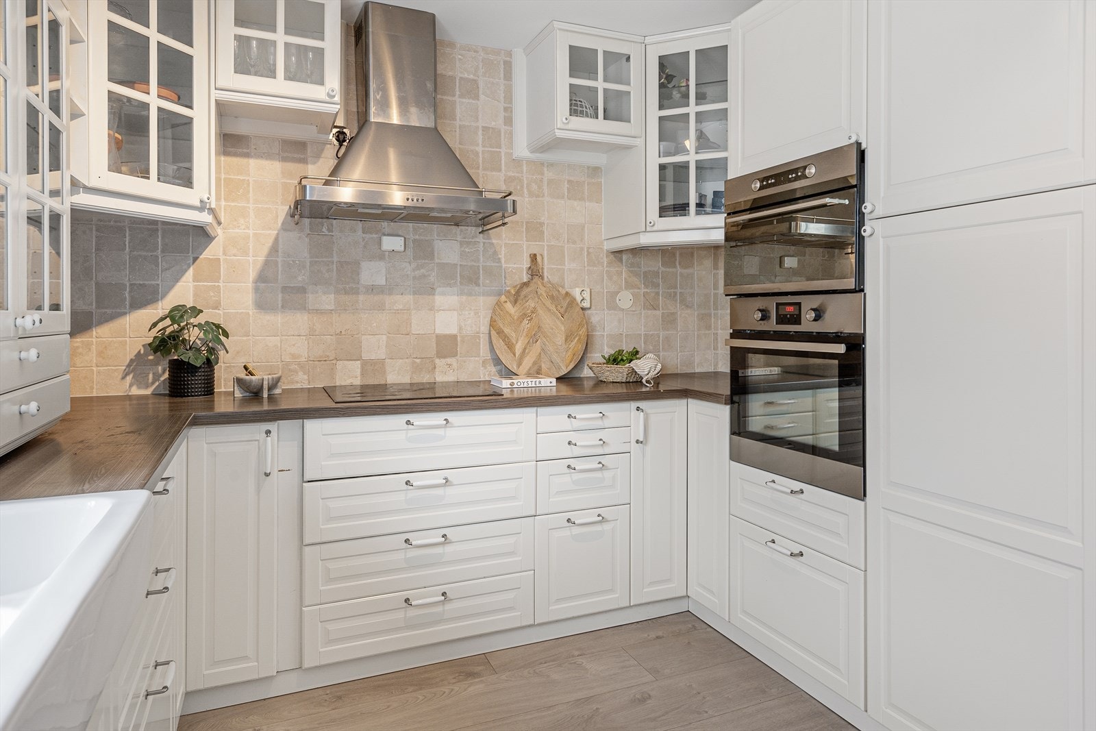 Kjøkkenet er utstyrt med platetopp, stekeovn, mikrobølgeovn og oppvaskmaskin samt frittstående kjøl/fryseskap. Galleribilde