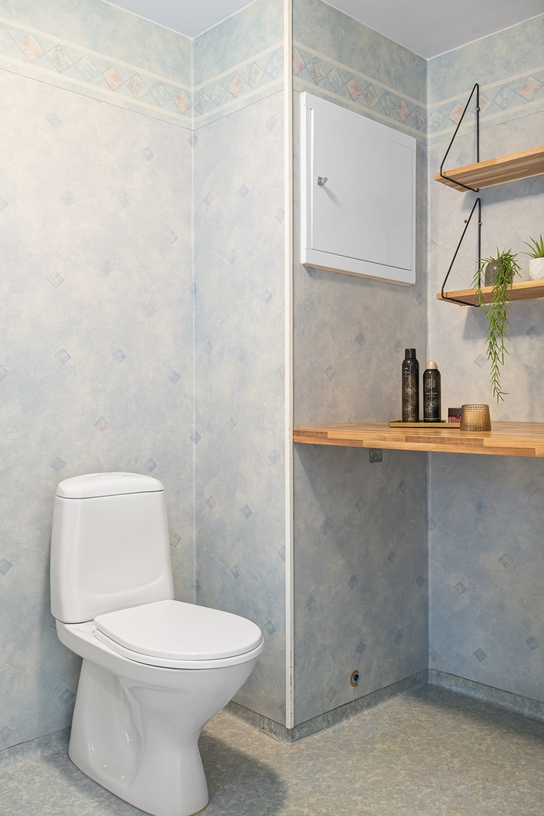 Benk med plass til vaskemaskin. Galleribilde