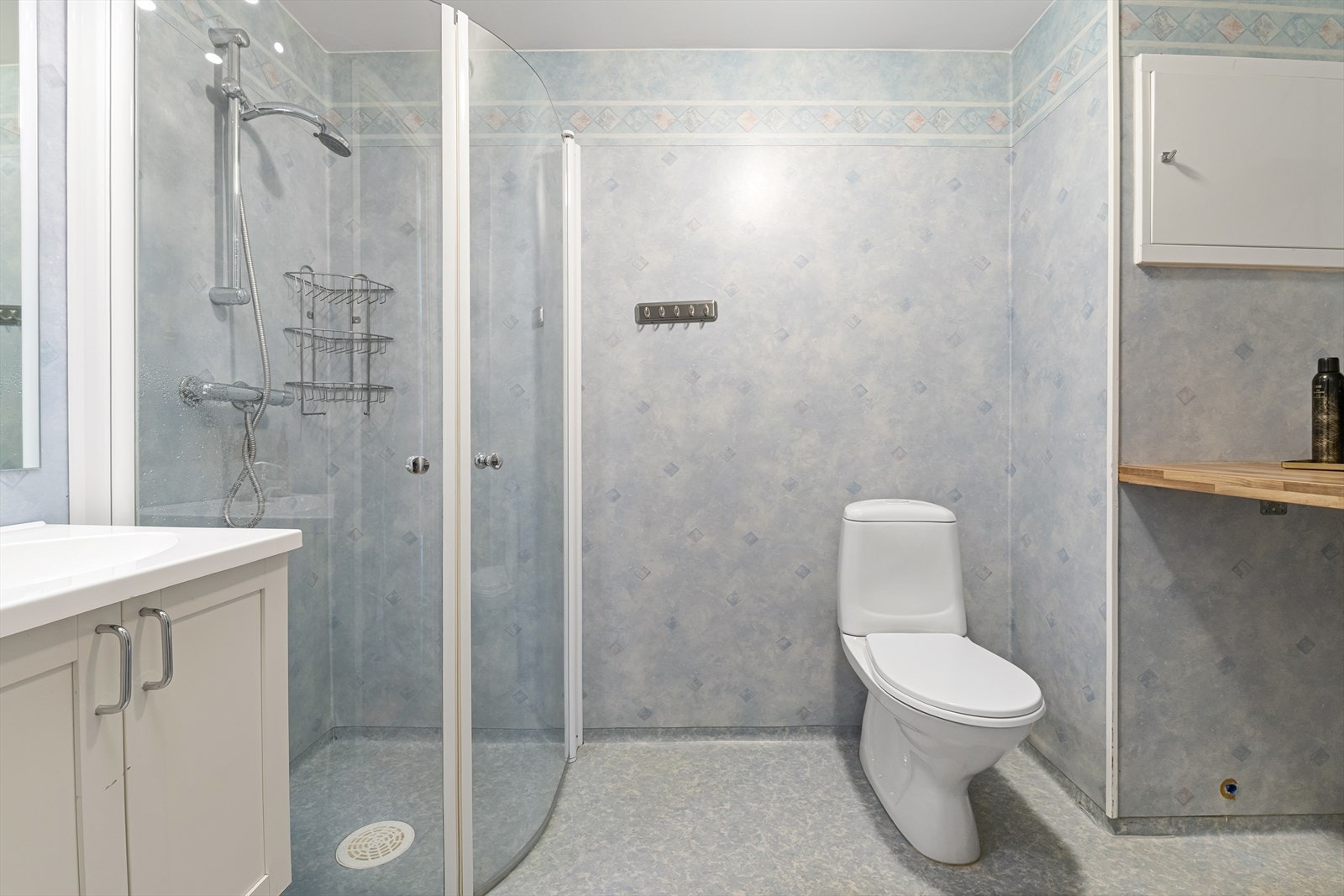 Badet er innredet med servant i seksjon, dusj og toalett. Galleribilde
