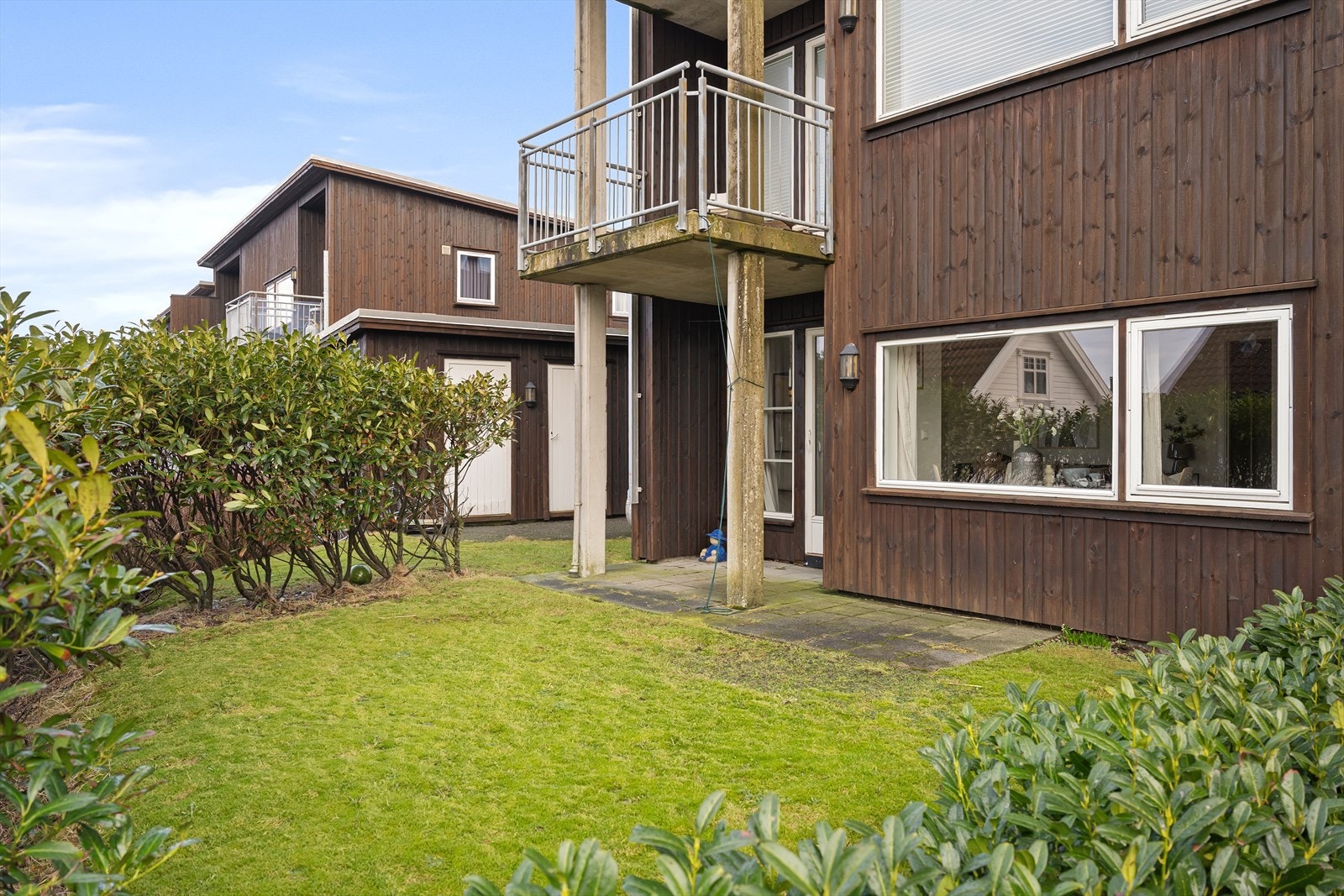 Plen og terrasse som disponeres av leiligheten. Galleribilde