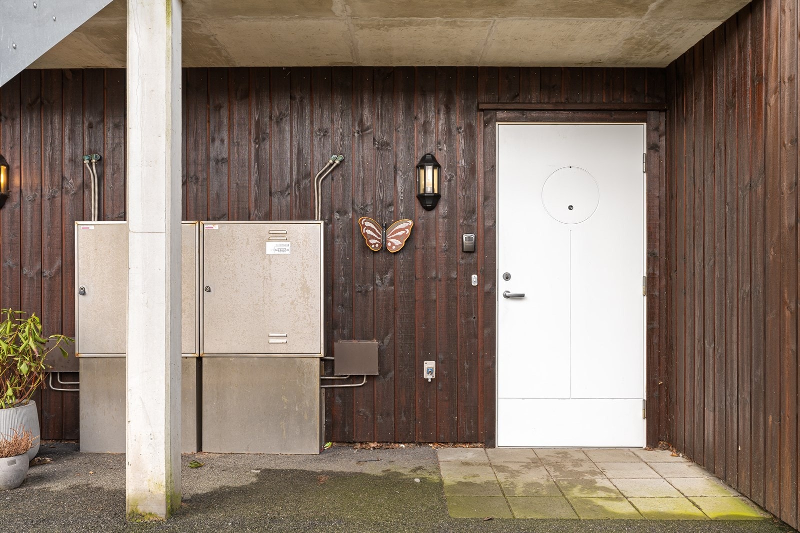 Inngangsparti med takoverbygg. Galleribilde