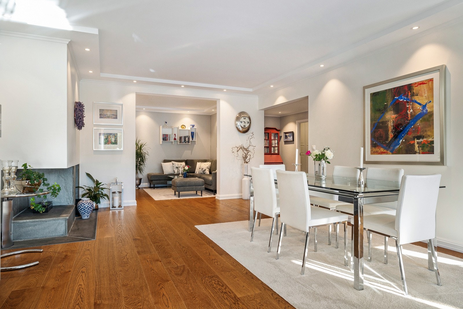 Stuen har god plass til både sofagruppe og spisestuemøbler, og i det ene hjørnet er det også en flott åpen peis. Galleribilde