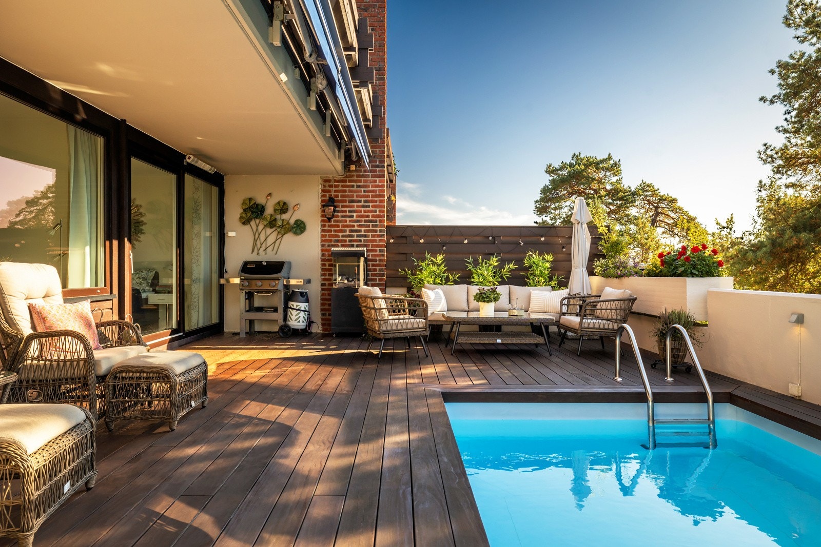 Terrassen har flott dekke fra Kebony som ble lagt nytt i 2014. Svømmebassenget på ca. 20 kvm er nedfelt i terrassen, og ble oppgradert i 2023 med ny bassengduk og skimmer. Galleribilde