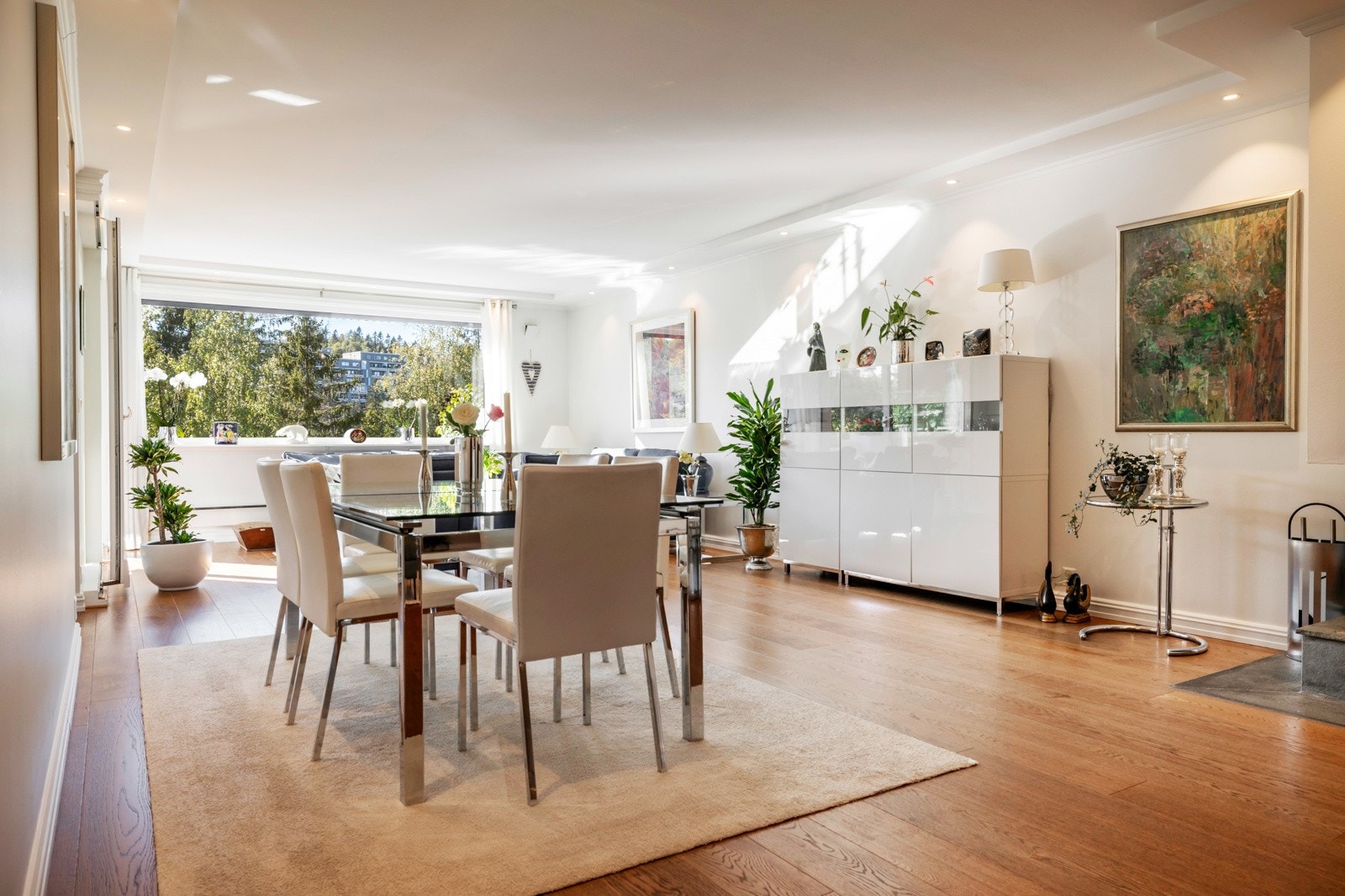 Takhøyden i stuen er oppmålt til ca. 2,5 meter, noe som bidrar til en god romfølelse. Galleribilde