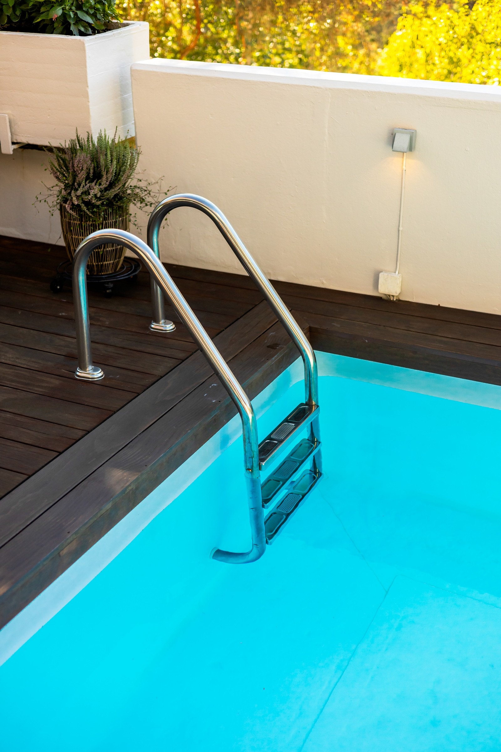 Videre opplyser selger at bassenget både kan varmes opp med varmepumpe og elektrisk oppvarming, og at de har hatt rundt 29 grader i vannet fra mai til september. Galleribilde