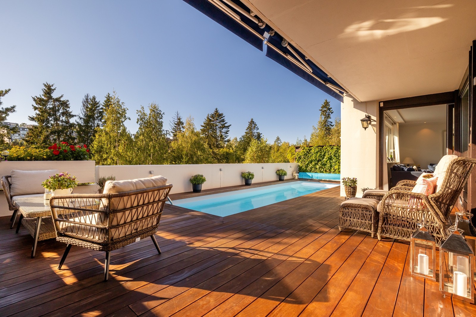 Terrassen er delvis overbygget og har god plass til sittegruppe og grill, som innbyr til lange sommerkvelder der man kan nyte stillheten og de omkringliggende omgivelsene. Galleribilde