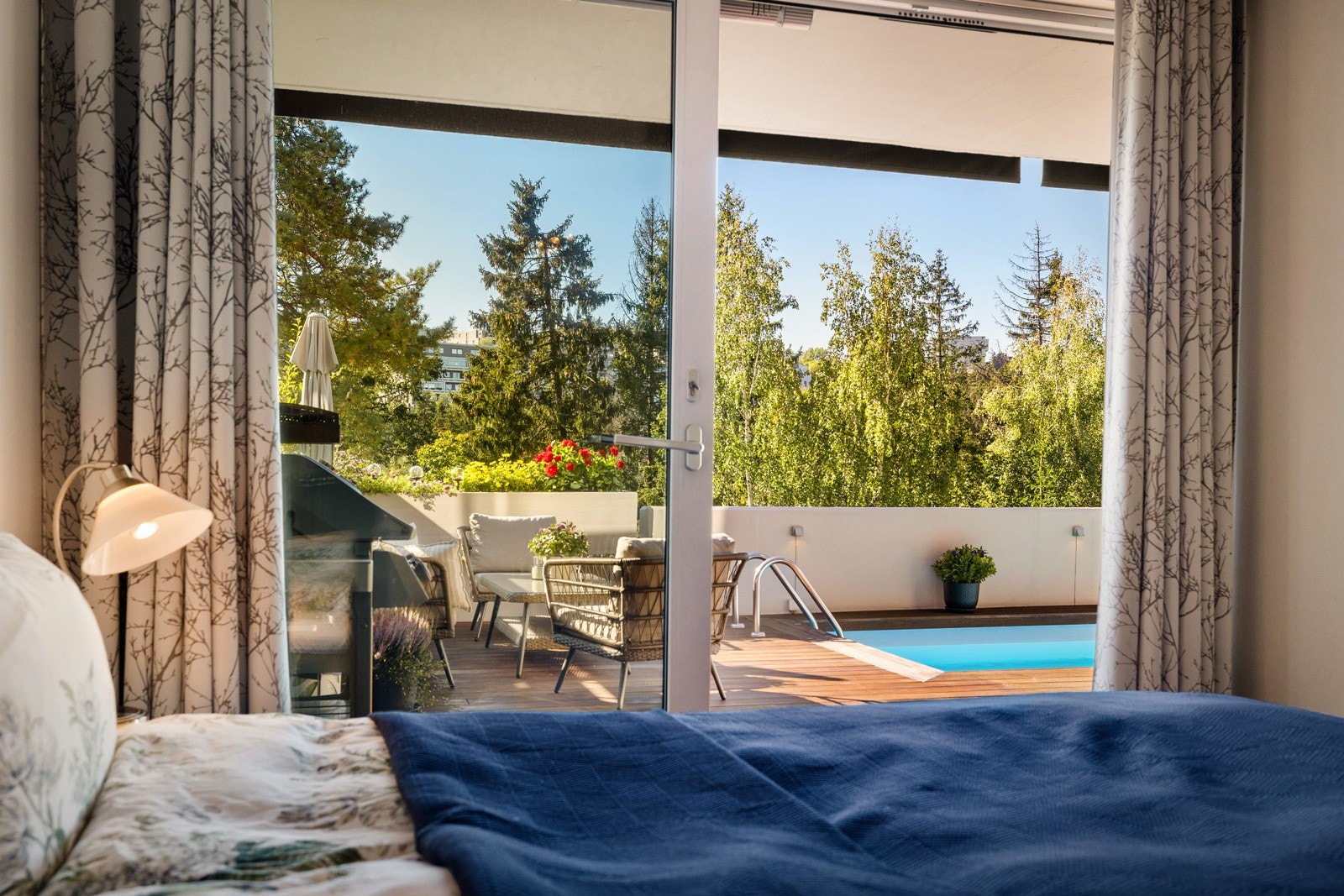 Hovedsoverommet har også skyvedør ut til den herlige terrassen på 66 kvm. Galleribilde