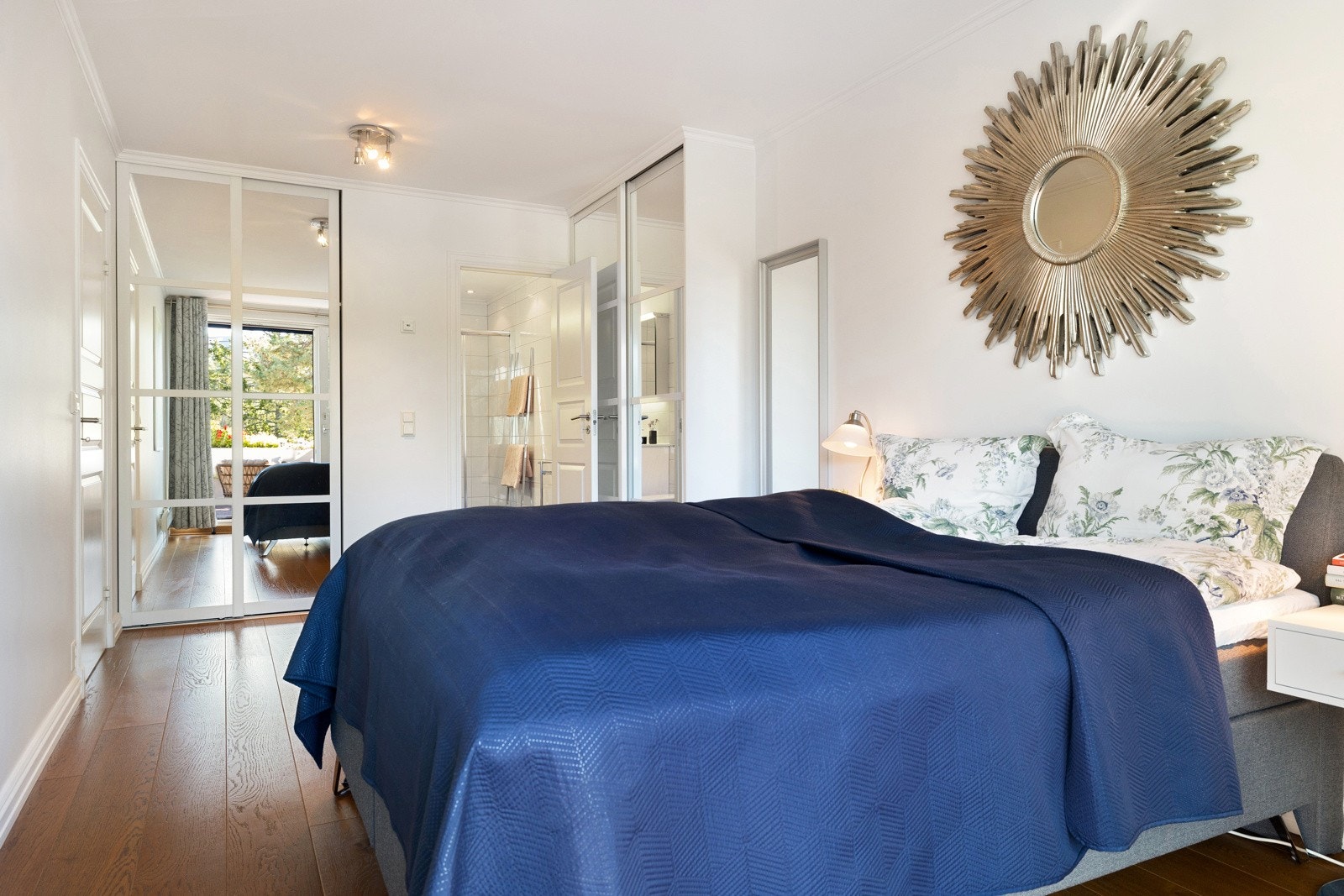 Leiligheten har to gode soverom, begge med lekker eikeparkett fra Kährs og glatte, lysmalte overflater. Hovedsoverommet har god plass til dobbeltseng og nattbord, og er innredet med to skyvedørsgarderober som medfølger. Galleribilde