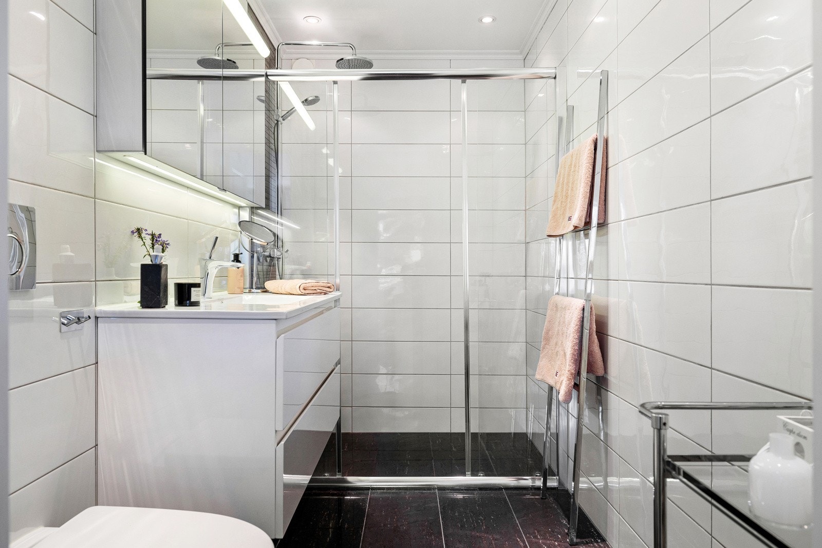 Leiligheten inneholder to delikate bad/wc, begge pusset opp i 2014 med samme stilfulle utførelse. Dette badet ligger i tilknytning til hovedsoverommet. Galleribilde