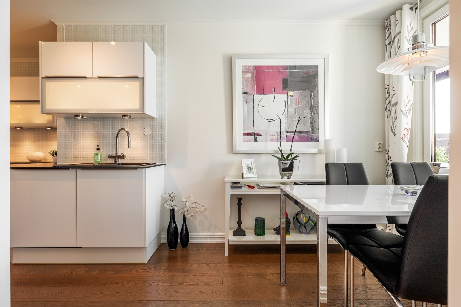 Måltidene kan nytes til nydelig utsyn mot grønne omgivelser. Galleribilde