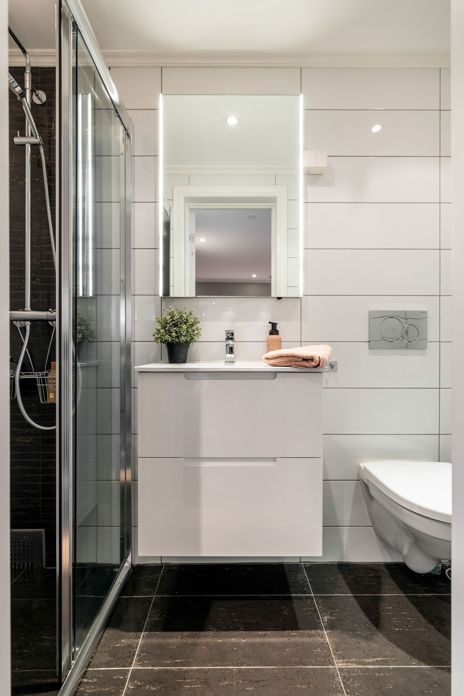 Bad 2 beliggende ved entréen. Badet ble delikat pusset opp i 2014. Galleribilde