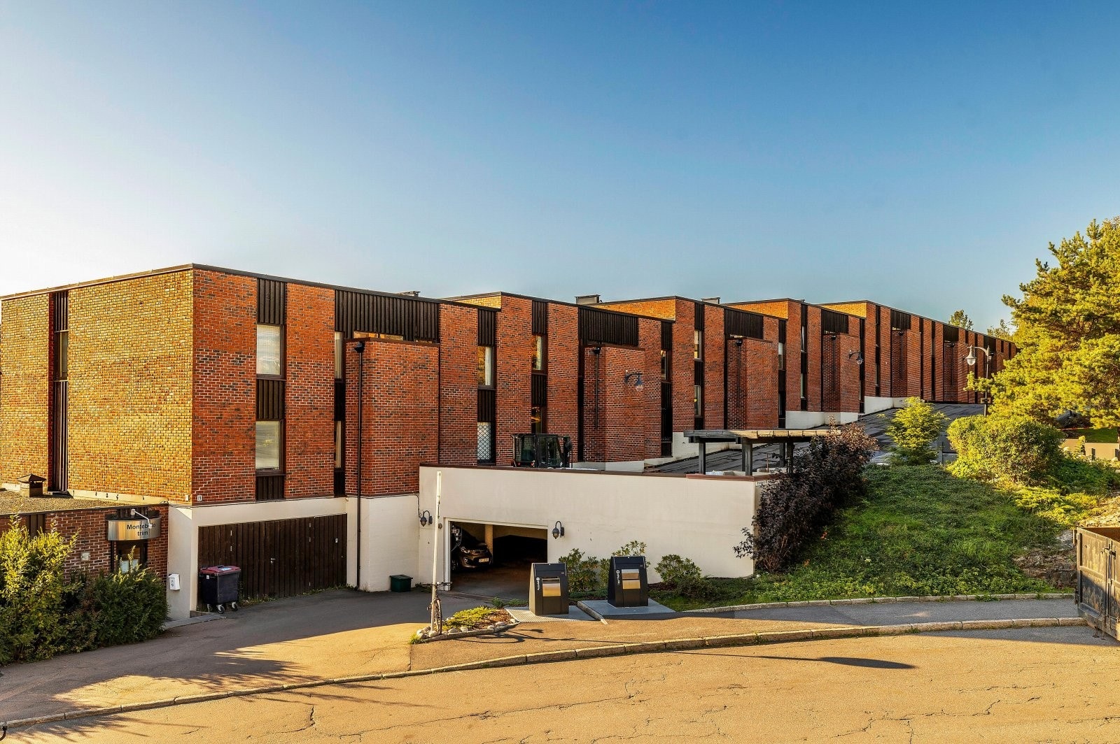 Leiligheten disponerer en garasjeplass med elbillader i felles garasjeanlegg under bygget. Det er tørrskodd adkomst fra garasjen til leilighetsplan. I tillegg er det godt med parkering på sameiets gårdsplass som ligger rett ved inngangspartiene. Galleribilde