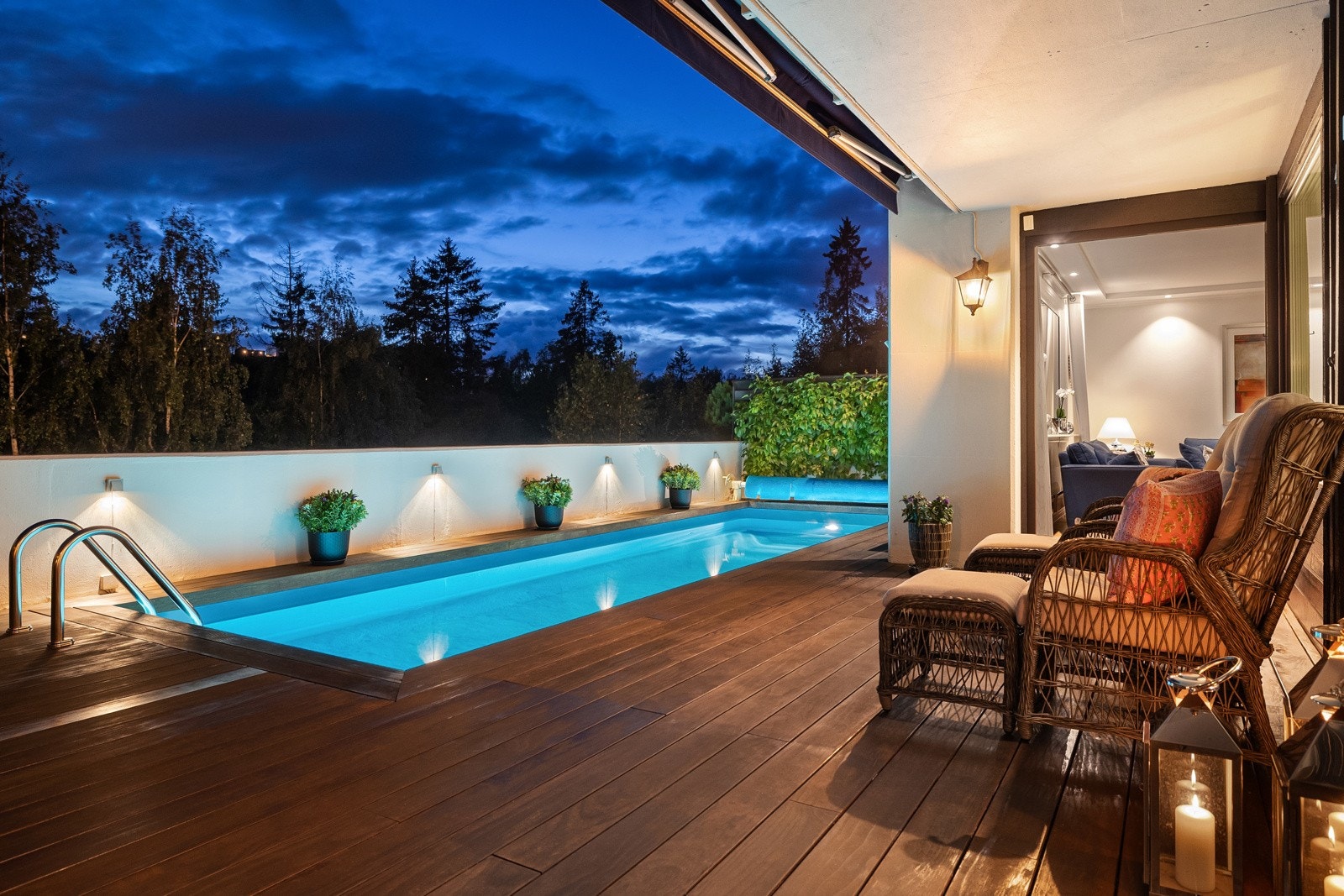 Terrassen er på hele 66 kvm inkl. bassenget på 20 kvm. Bassenget ble oppgradert i 2023 med ny bassengduk og skimmer. Galleribilde