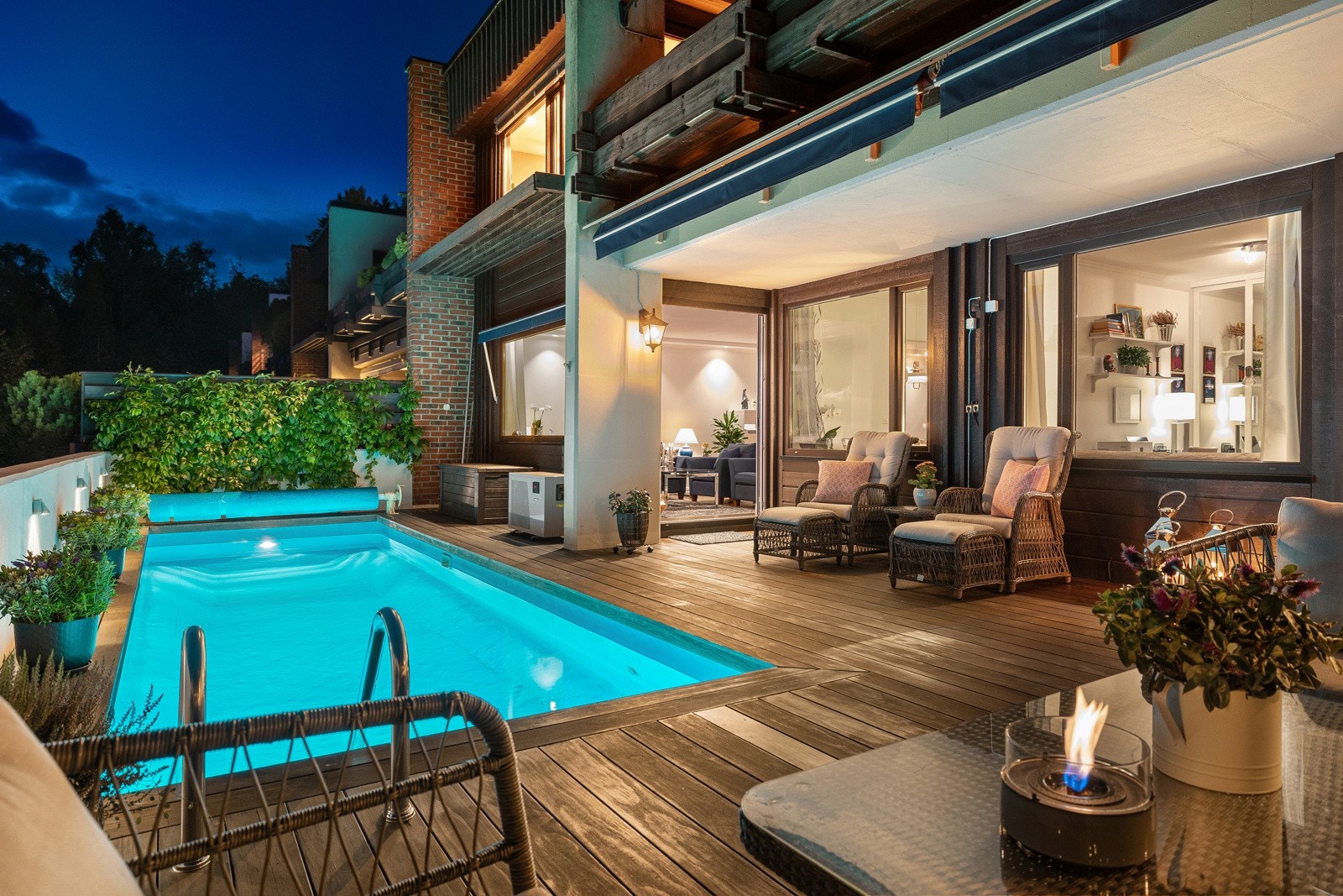 Store markiser, terrassevarmer og utebelysning bidrar til en lun og trivelig uteplass. Galleribilde