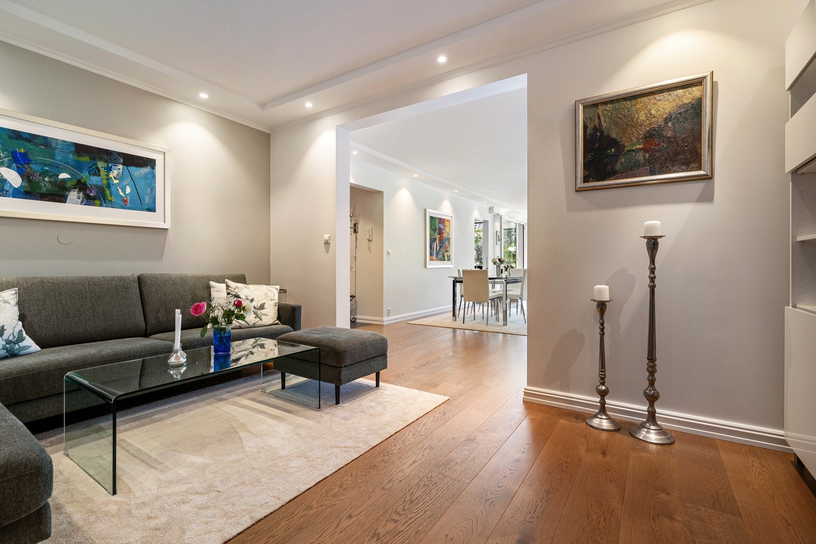 Tv-stuen har en tilbaketrukket beliggenhet i leiligheten, noe som gjør dette til en hyggelig sone for ekstra avslapning. Galleribilde