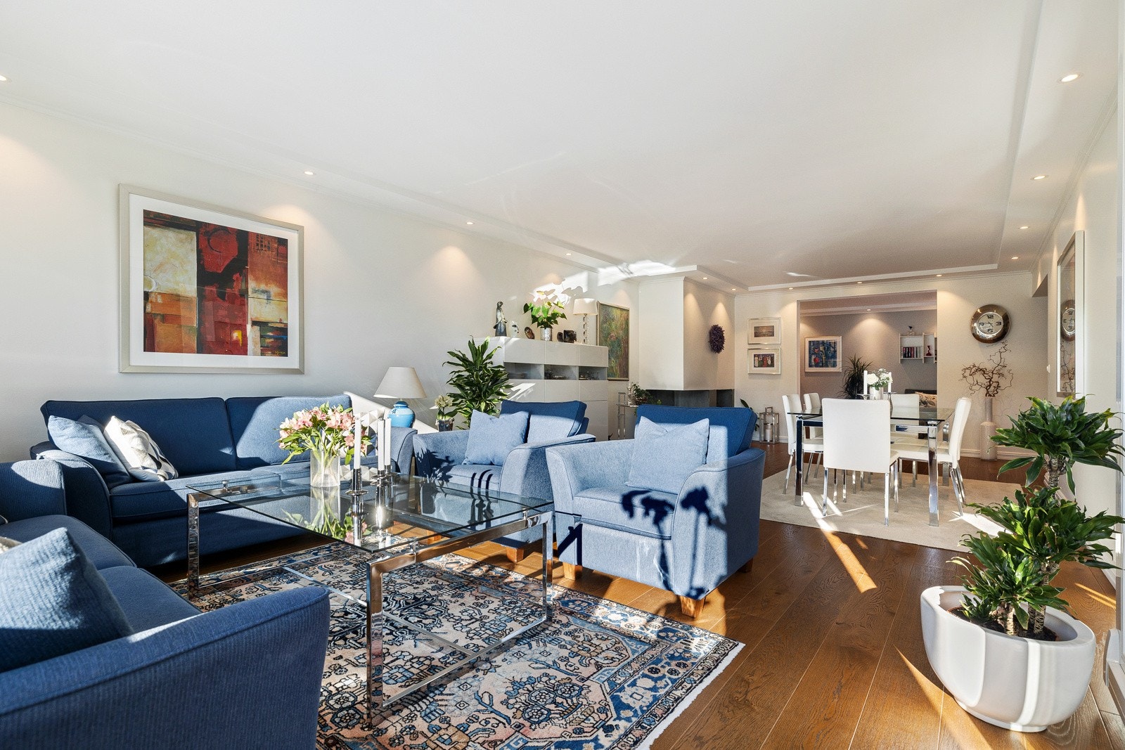 For øvrig får leiligheten rikelig med naturlig lys fra store vindusflater mot vest. Galleribilde