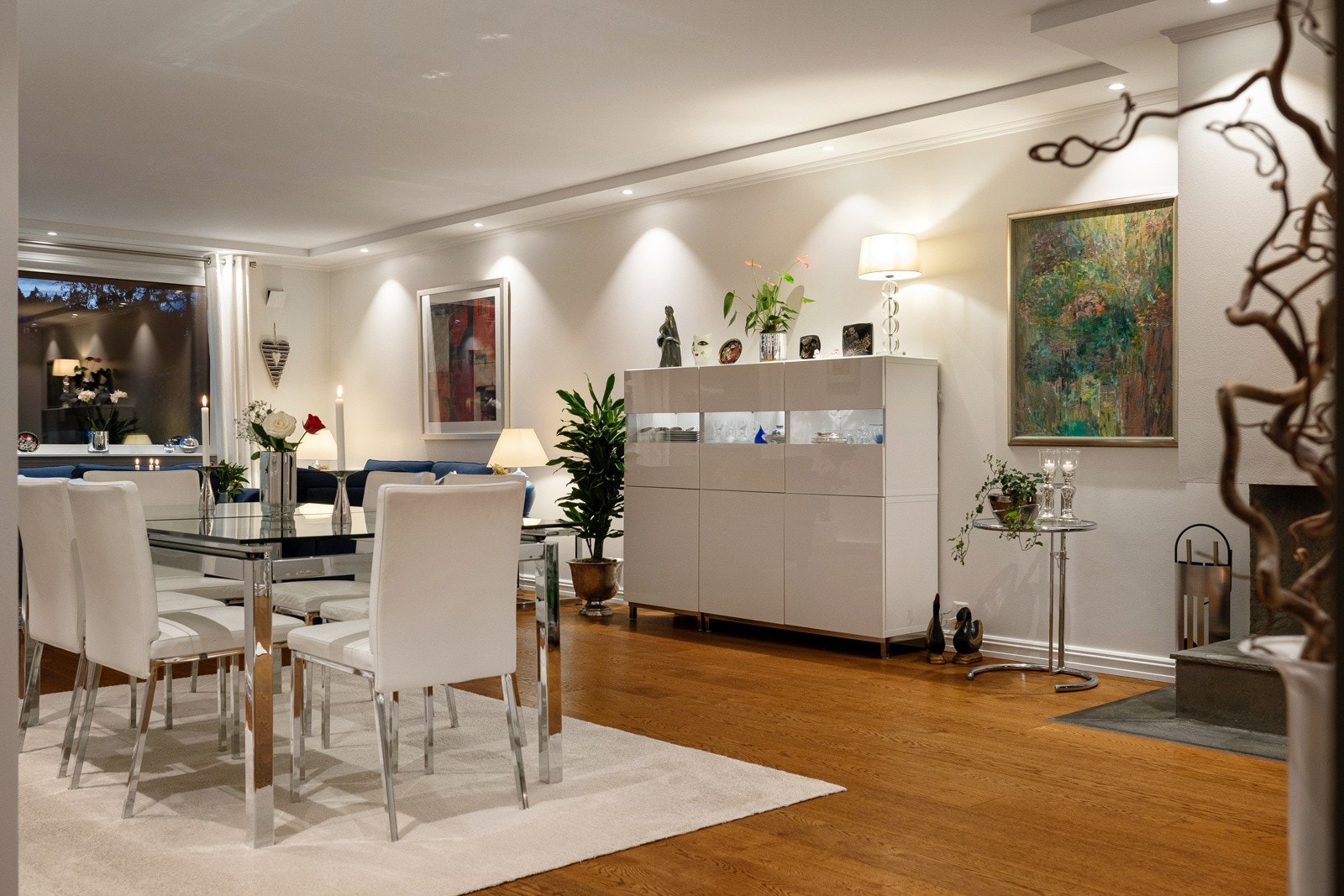 Langs veggene er det downlights som gir behagelige lysforhold til rommet. Galleribilde