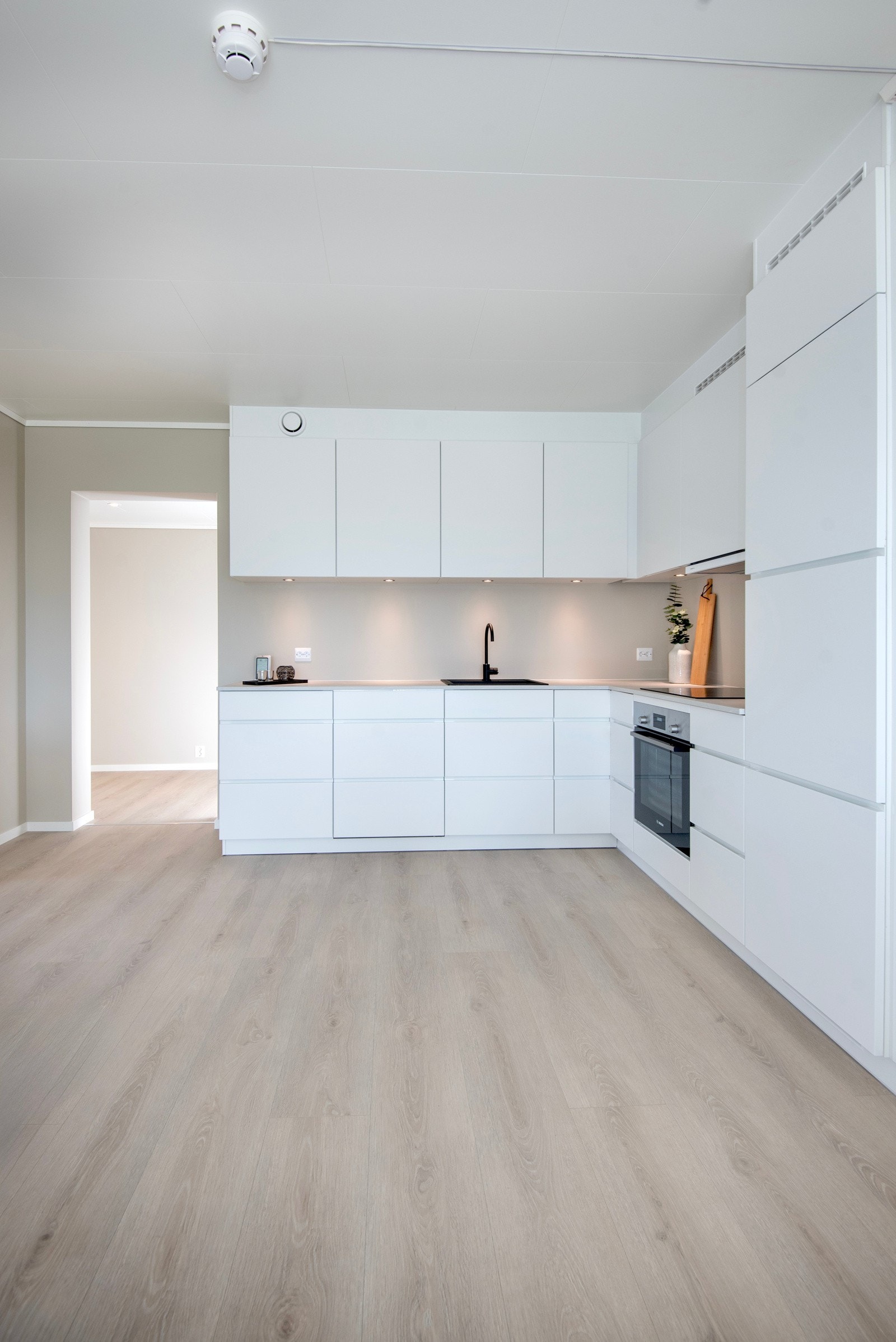 Laminat benkeplate med nedfelt oppvaskkum. Galleribilde