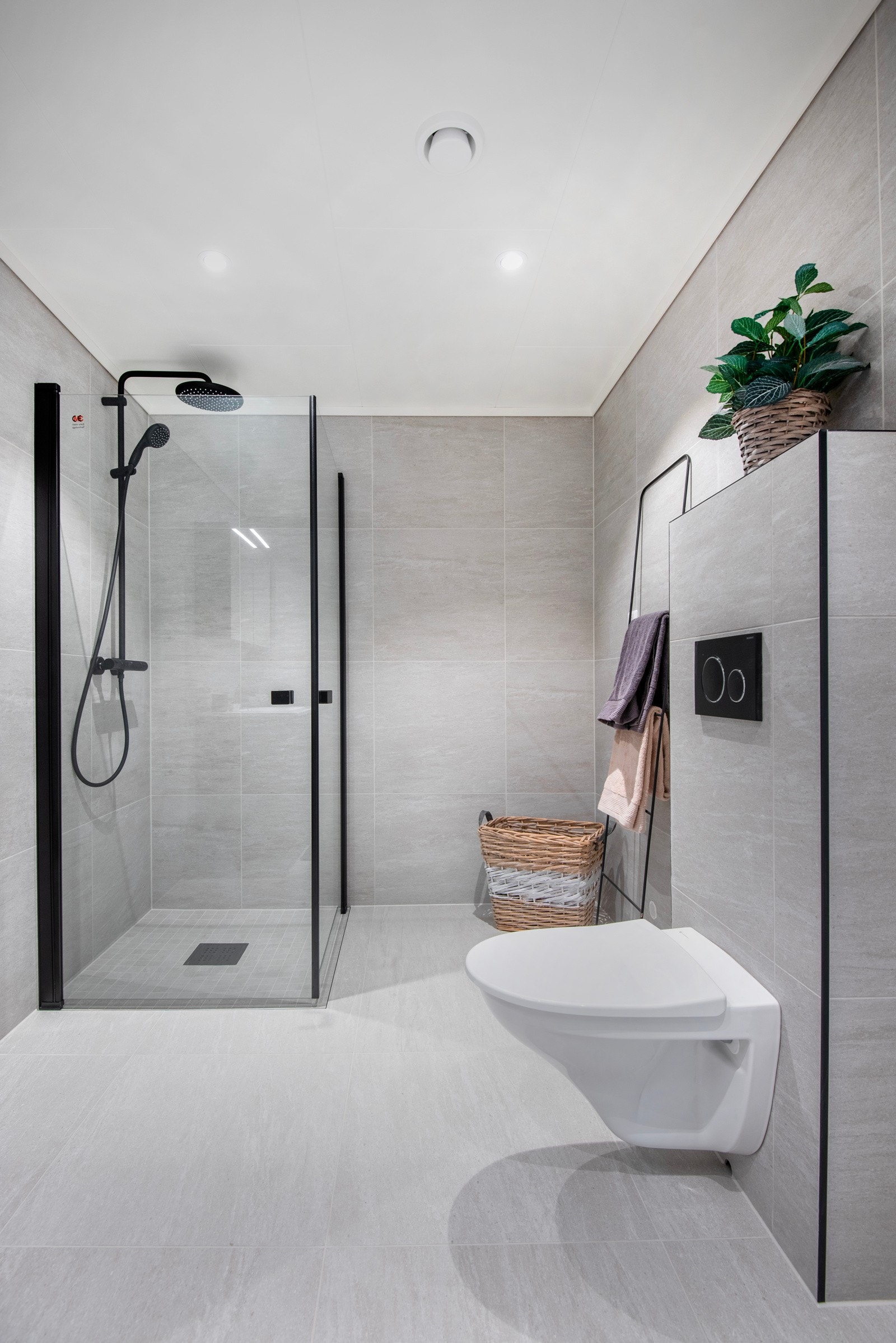 Utstyrt med en lekker baderomsinnredning fra Kvik, dusjhjørne med glassdører og vegghengt toalett. Galleribilde