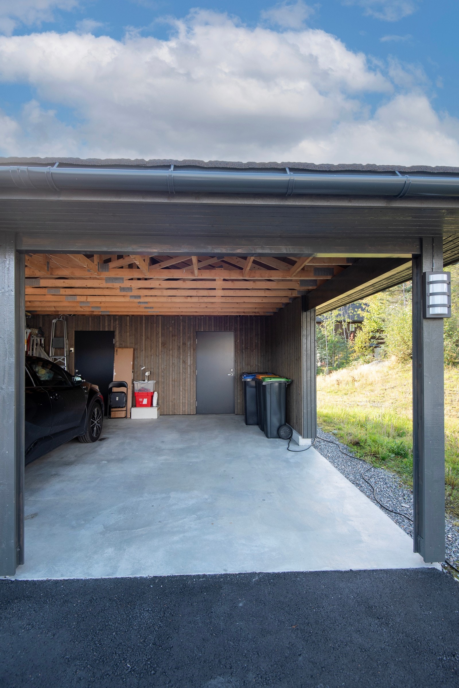 Det er tilrettelagt med el-kurs og trekkrør for installering av el-bil lader i carporten. Galleribilde