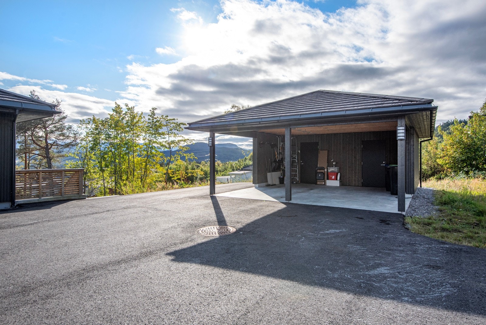 Det medfølger carport med sportsbod i bakkant på ca. 5 kvm. Galleribilde