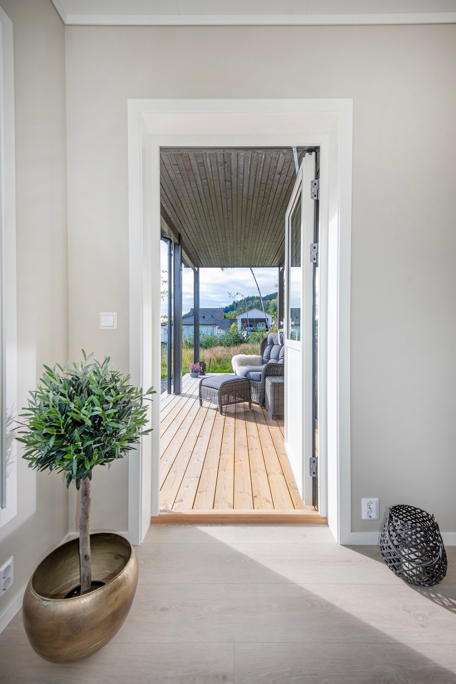 Fra stue er det utgang til terrassen. Galleribilde