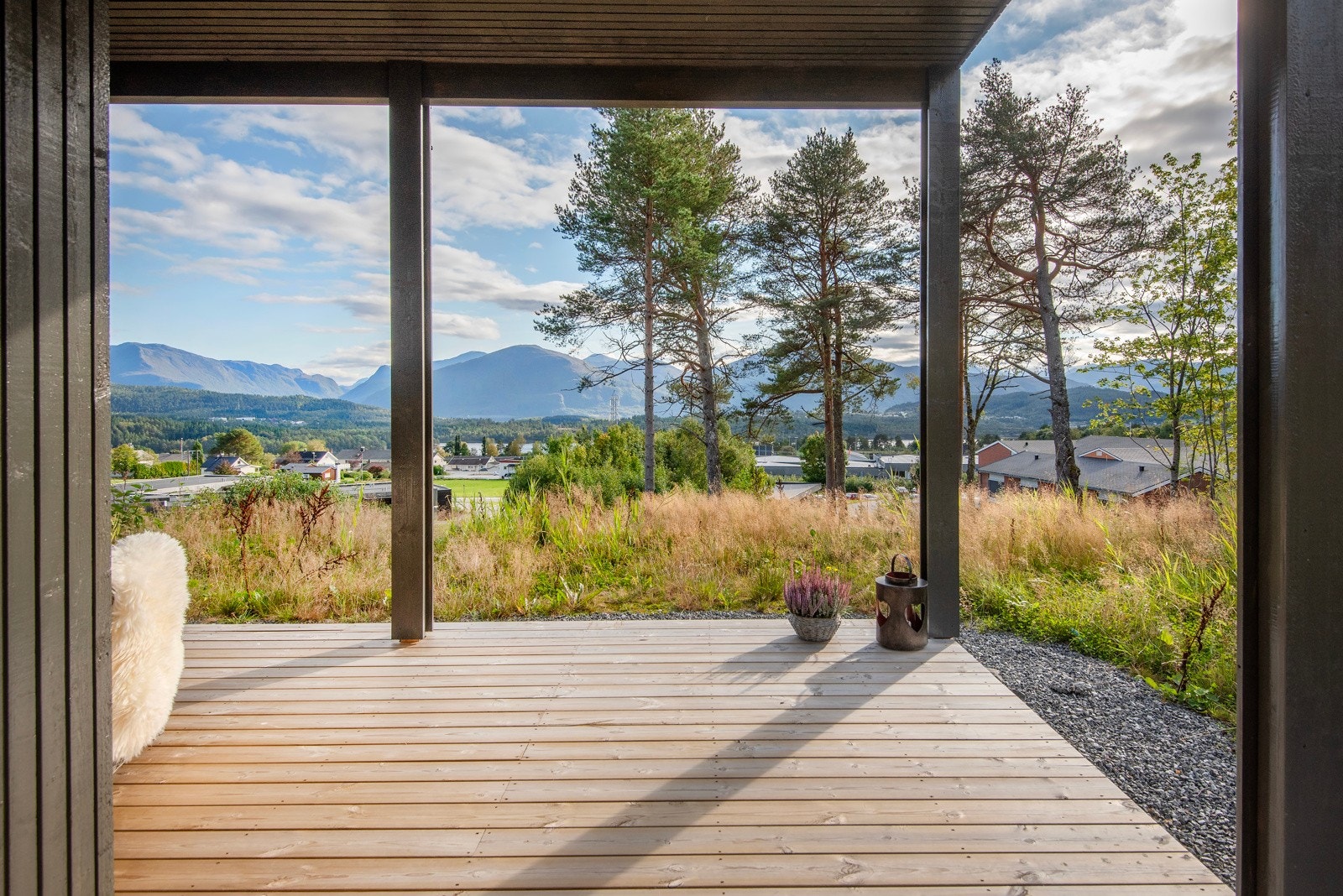Terrassen er sydvendt og strekker seg også videre langs leilighetens vestside. Foran blir ingen bebyggelse. Galleribilde