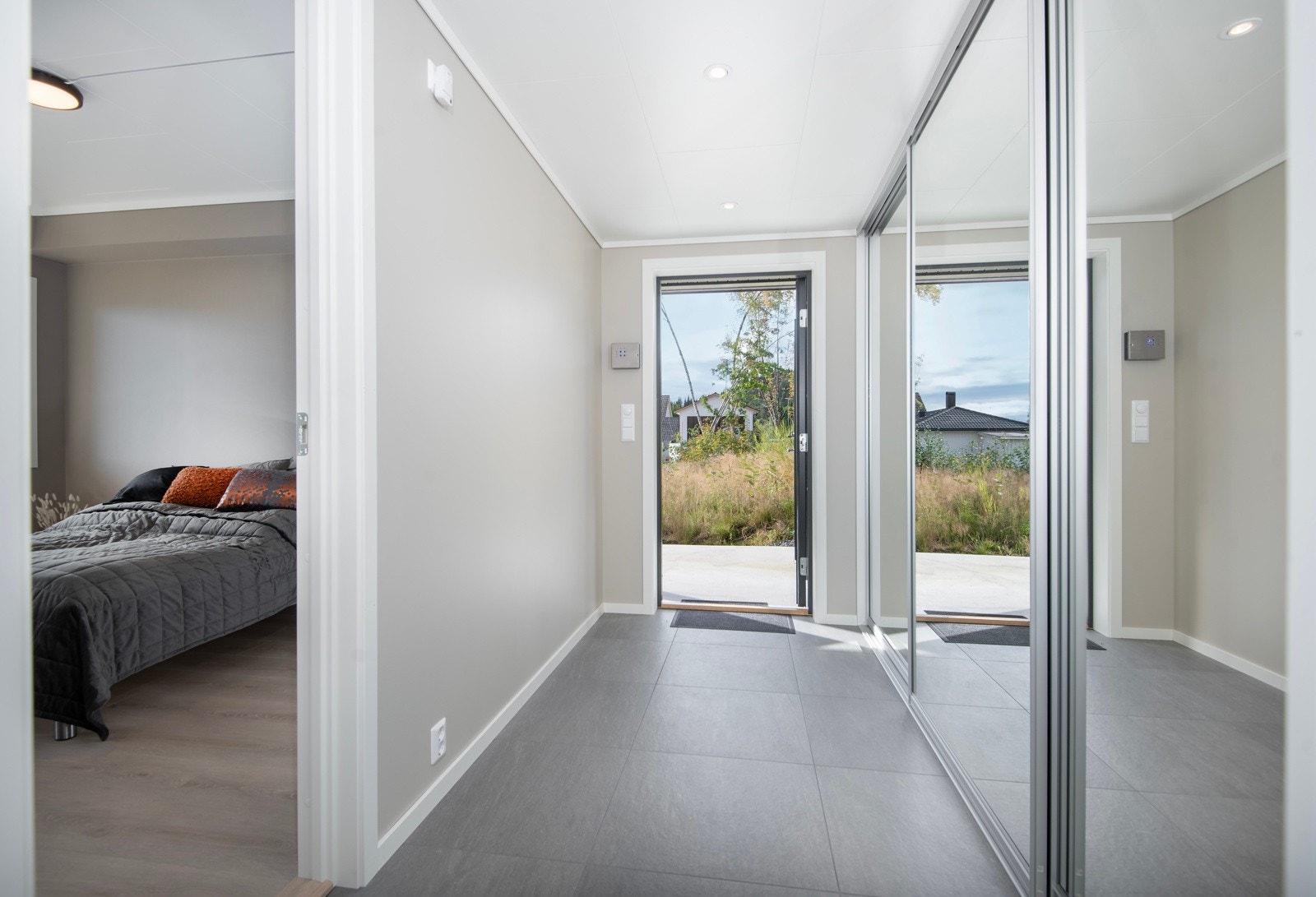 Entréen gir deg det gode førsteintrykket med en lyse og tiltalende farger. Flislagt gulv med elektriske varmekabler. Galleribilde