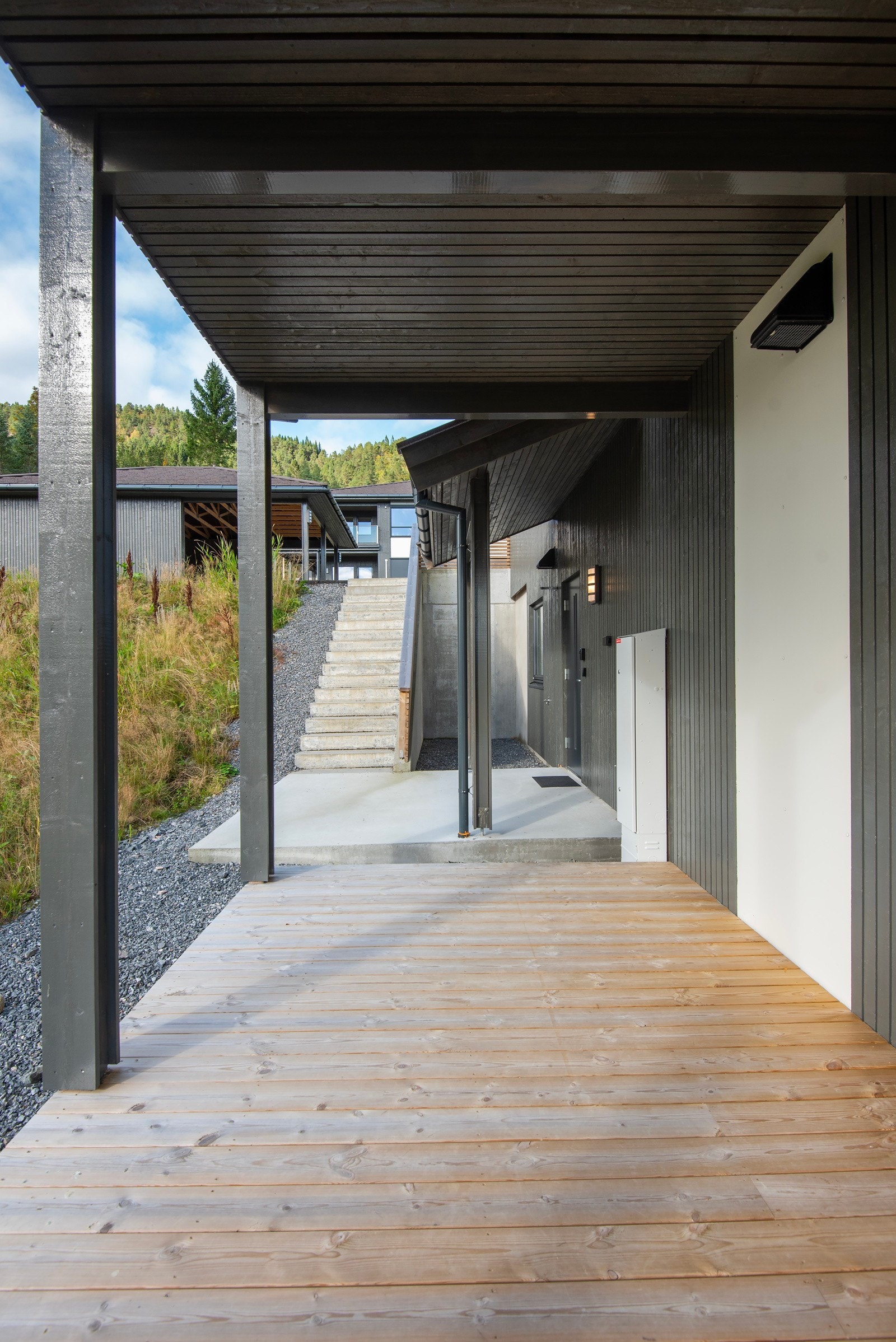 Leiligheten er beliggende i første etasje av en nyoppført firemannsbolig. Galleribilde