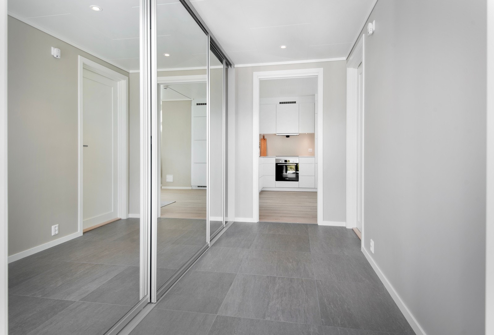 I entréen er det en romslig skyvedørsgarderobe med speilfronter. Hvor det er god plass til sko- og yttertøy. Galleribilde